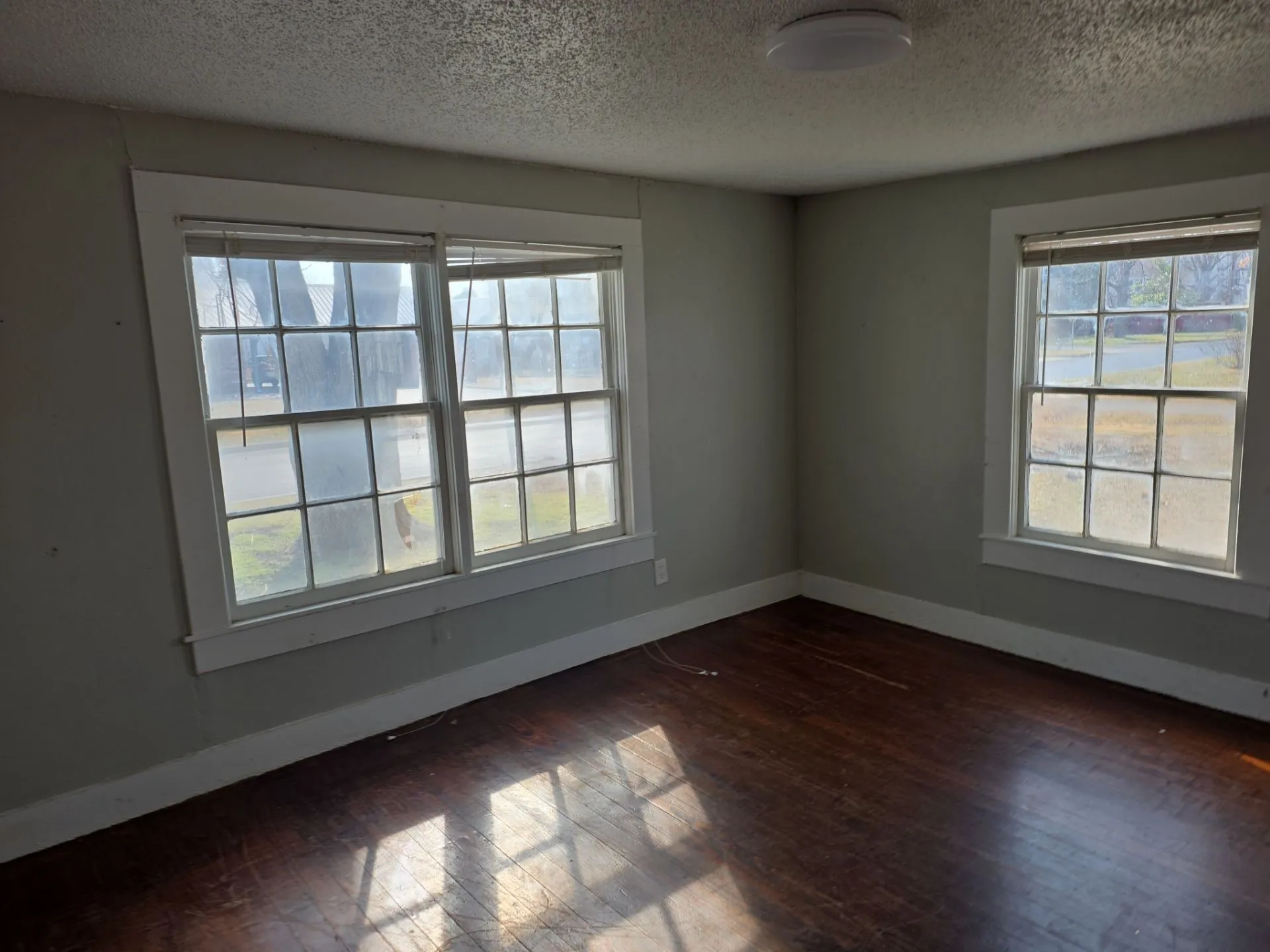 Single Family Residence For Sale in Kaufman County , 402 W 4th Street 1, Kaufman, Texas 75142, 3 Bedroom, 2 Bathroom, Garage spaces, 1,234 Sqft, built in 1930, mls#21169816, Real Estate Agent in Kaufman, Homes For Sale in Kaufman county, Homes For Sale in Kaufman, Realtor in Kaufman Texas, Real Estate Brokerage Independent Realty Texas, Luminita Cordes Realtor