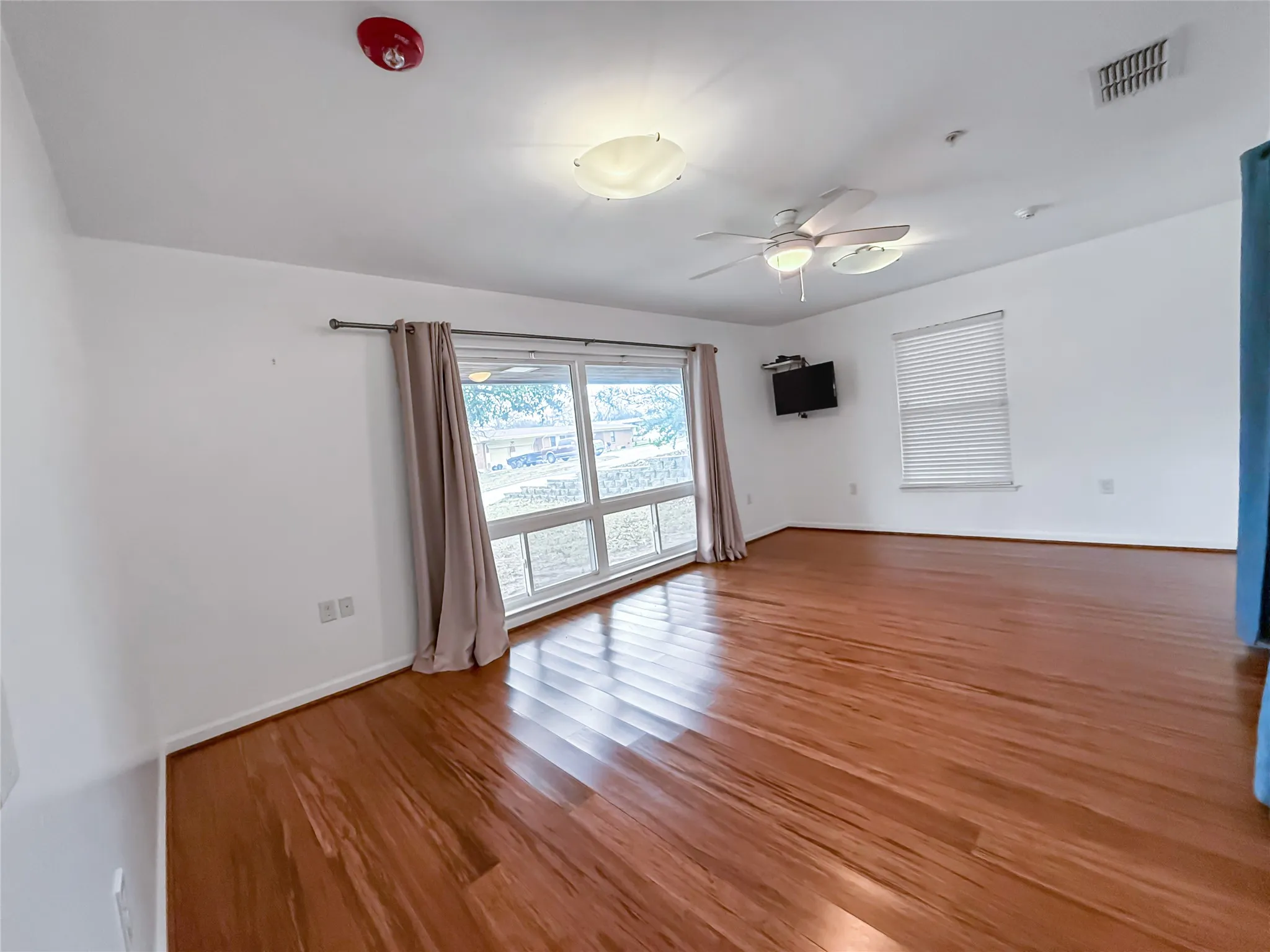 Single Family Residence For Sale in Dallas County , 921 9th Street, Grand Prairie, Texas 75050, 6 Bedroom, 5 Bathroom, Garage spaces, 4,151 Sqft, built in 1956, Preowned, mls#21169781, Real Estate Agent in Grand Prairie, Homes For Sale in Dallas county, Homes For Sale in Grand Prairie, Realtor in Grand Prairie Texas, Real Estate Brokerage Independent Realty Texas, Luminita Cordes Realtor