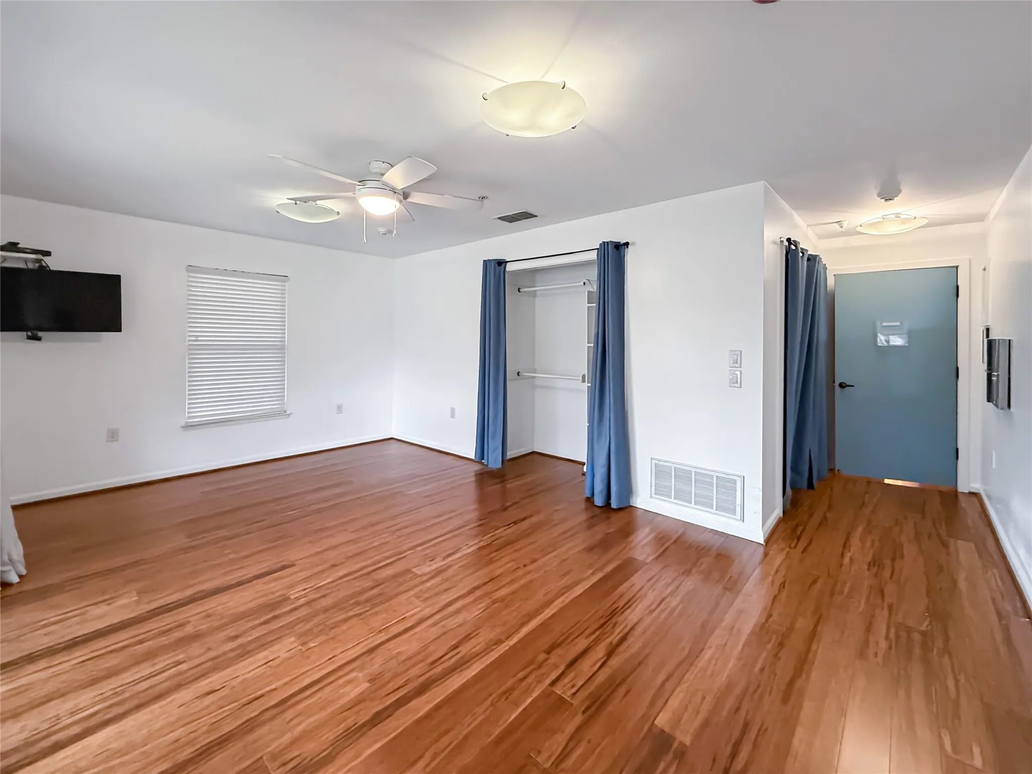 Single Family Residence For Sale in Dallas County , 921 9th Street, Grand Prairie, Texas 75050, 6 Bedroom, 5 Bathroom, Garage spaces, 4,151 Sqft, built in 1956, Preowned, mls#21169781, Real Estate Agent in Grand Prairie, Homes For Sale in Dallas county, Homes For Sale in Grand Prairie, Realtor in Grand Prairie Texas, Real Estate Brokerage Independent Realty Texas, Luminita Cordes Realtor