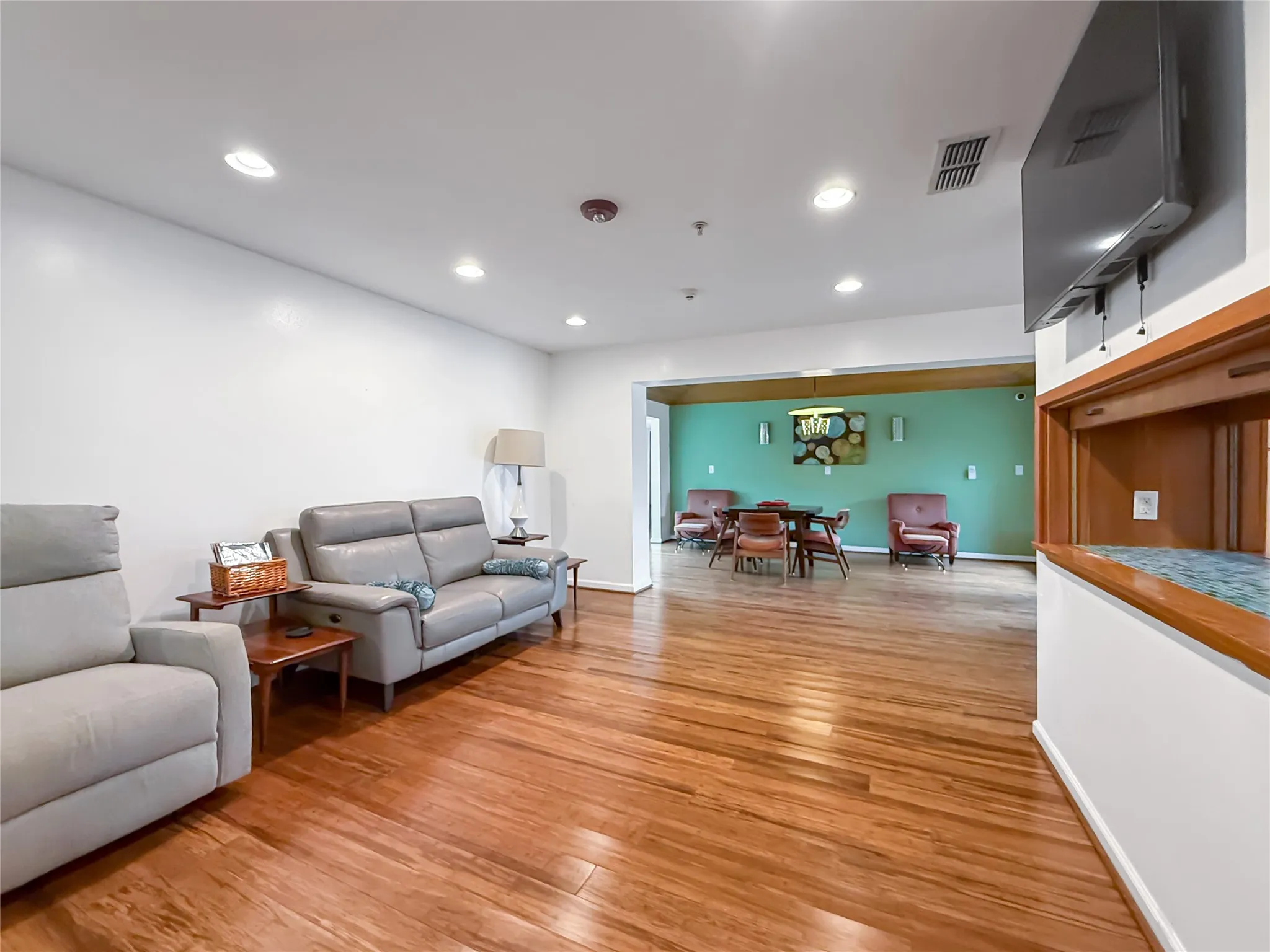 Single Family Residence For Sale in Dallas County , 921 9th Street, Grand Prairie, Texas 75050, 6 Bedroom, 5 Bathroom, Garage spaces, 4,151 Sqft, built in 1956, Preowned, mls#21169781, Real Estate Agent in Grand Prairie, Homes For Sale in Dallas county, Homes For Sale in Grand Prairie, Realtor in Grand Prairie Texas, Real Estate Brokerage Independent Realty Texas, Luminita Cordes Realtor