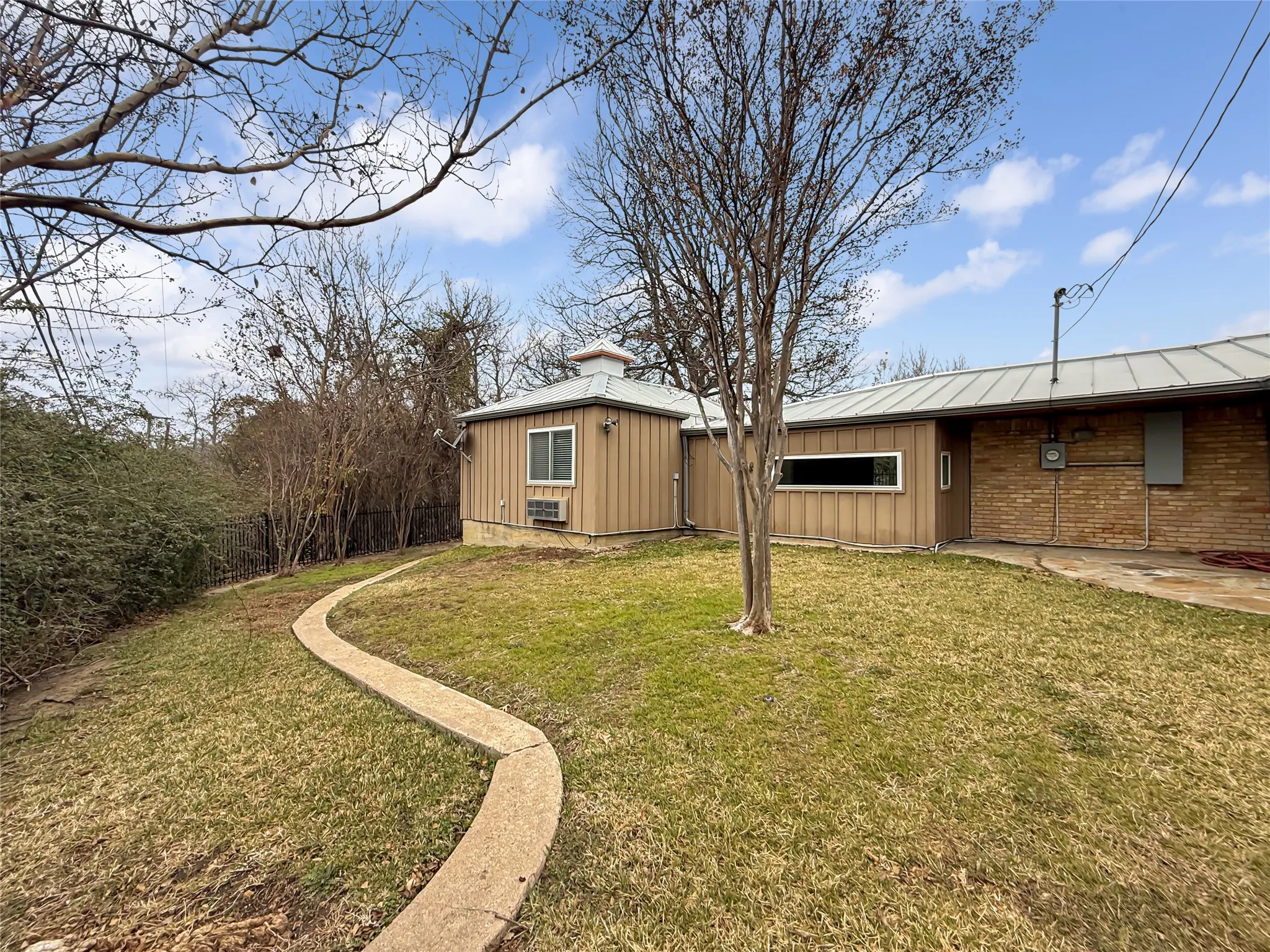 Single Family Residence For Sale in Dallas County , 921 9th Street, Grand Prairie, Texas 75050, 6 Bedroom, 5 Bathroom, Garage spaces, 4,151 Sqft, built in 1956, Preowned, mls#21169781, Real Estate Agent in Grand Prairie, Homes For Sale in Dallas county, Homes For Sale in Grand Prairie, Realtor in Grand Prairie Texas, Real Estate Brokerage Independent Realty Texas, Luminita Cordes Realtor