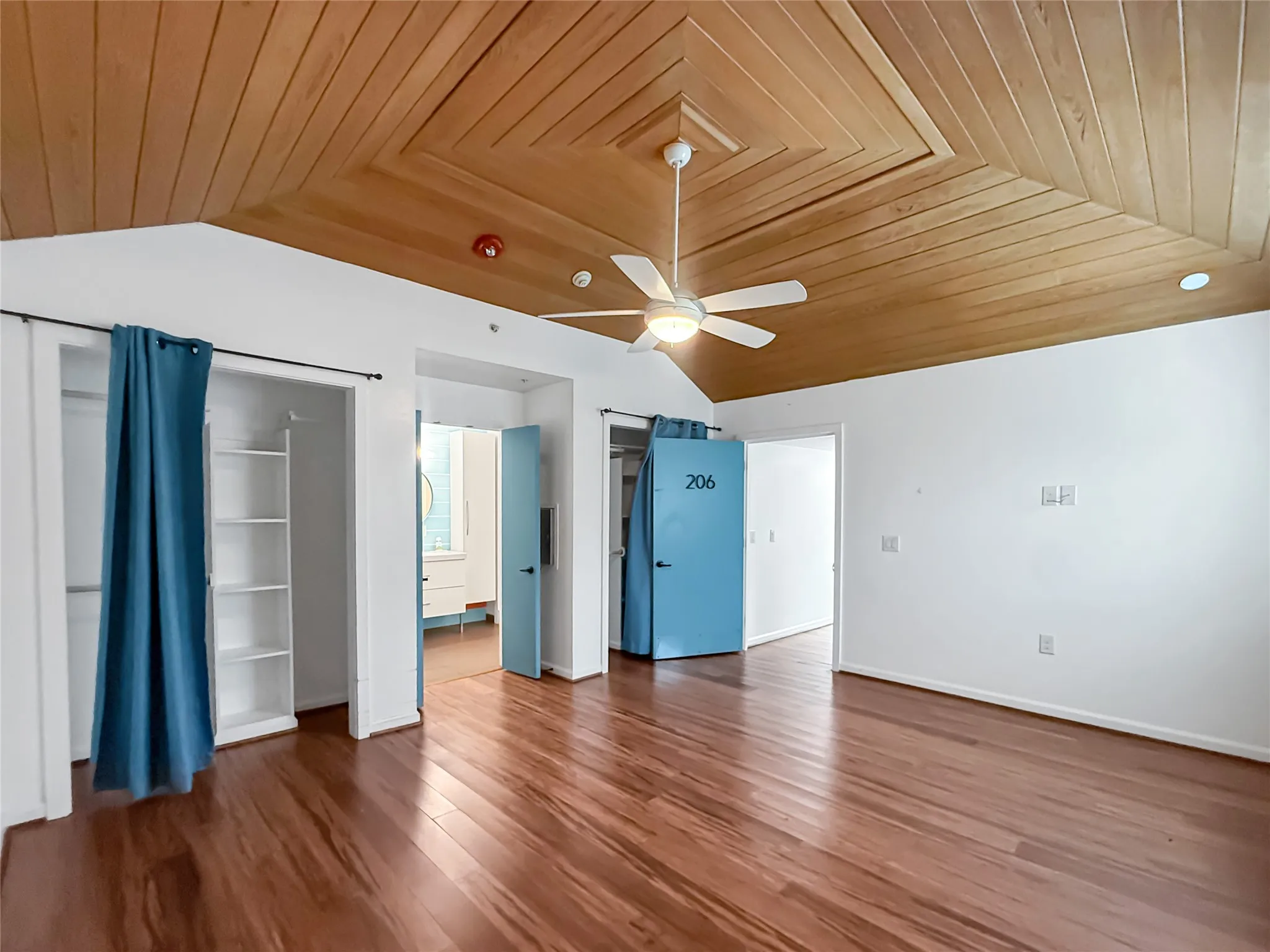 Single Family Residence For Sale in Dallas County , 921 9th Street, Grand Prairie, Texas 75050, 6 Bedroom, 5 Bathroom, Garage spaces, 4,151 Sqft, built in 1956, Preowned, mls#21169781, Real Estate Agent in Grand Prairie, Homes For Sale in Dallas county, Homes For Sale in Grand Prairie, Realtor in Grand Prairie Texas, Real Estate Brokerage Independent Realty Texas, Luminita Cordes Realtor