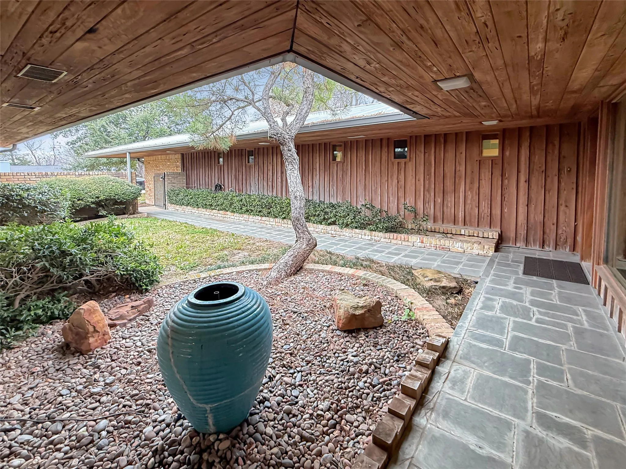 Single Family Residence For Sale in Dallas County , 921 9th Street, Grand Prairie, Texas 75050, 6 Bedroom, 5 Bathroom, Garage spaces, 4,151 Sqft, built in 1956, Preowned, mls#21169781, Real Estate Agent in Grand Prairie, Homes For Sale in Dallas county, Homes For Sale in Grand Prairie, Realtor in Grand Prairie Texas, Real Estate Brokerage Independent Realty Texas, Luminita Cordes Realtor