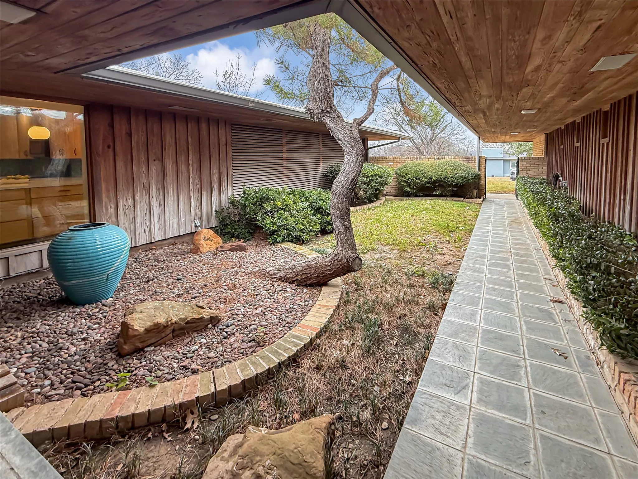 Single Family Residence For Sale in Dallas County , 921 9th Street, Grand Prairie, Texas 75050, 6 Bedroom, 5 Bathroom, Garage spaces, 4,151 Sqft, built in 1956, Preowned, mls#21169781, Real Estate Agent in Grand Prairie, Homes For Sale in Dallas county, Homes For Sale in Grand Prairie, Realtor in Grand Prairie Texas, Real Estate Brokerage Independent Realty Texas, Luminita Cordes Realtor