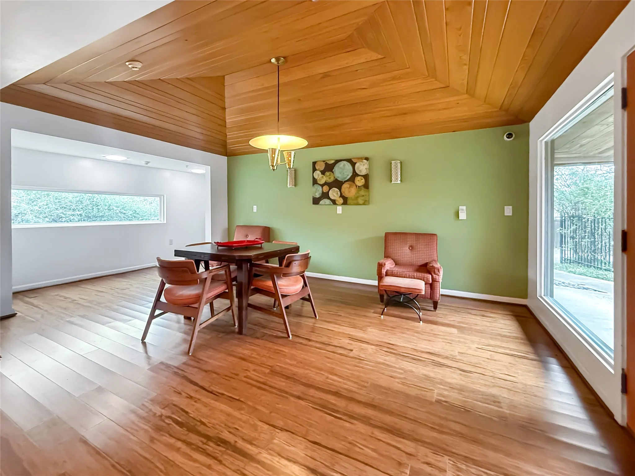 Single Family Residence For Sale in Dallas County , 921 9th Street, Grand Prairie, Texas 75050, 6 Bedroom, 5 Bathroom, Garage spaces, 4,151 Sqft, built in 1956, Preowned, mls#21169781, Real Estate Agent in Grand Prairie, Homes For Sale in Dallas county, Homes For Sale in Grand Prairie, Realtor in Grand Prairie Texas, Real Estate Brokerage Independent Realty Texas, Luminita Cordes Realtor