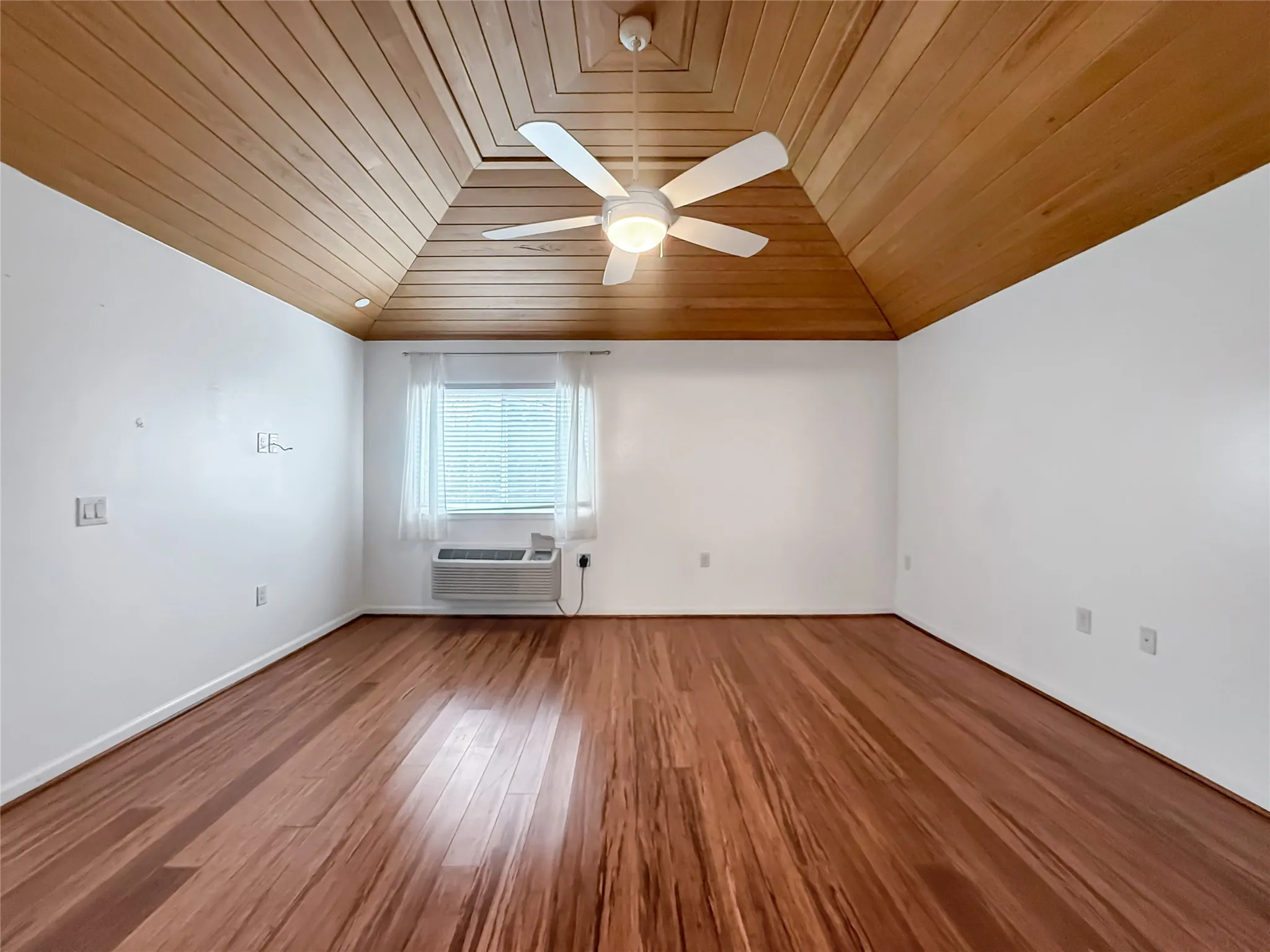 Single Family Residence For Sale in Dallas County , 921 9th Street, Grand Prairie, Texas 75050, 6 Bedroom, 5 Bathroom, Garage spaces, 4,151 Sqft, built in 1956, Preowned, mls#21169781, Real Estate Agent in Grand Prairie, Homes For Sale in Dallas county, Homes For Sale in Grand Prairie, Realtor in Grand Prairie Texas, Real Estate Brokerage Independent Realty Texas, Luminita Cordes Realtor