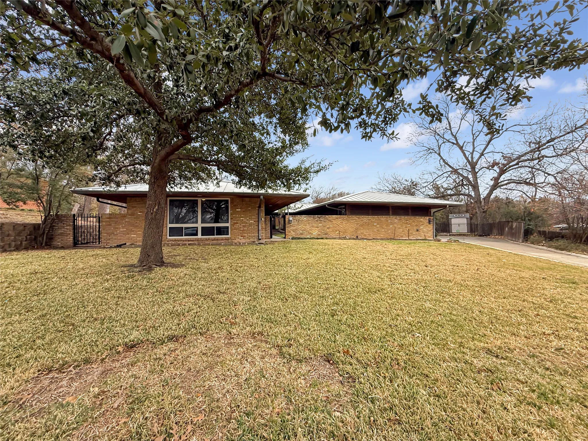 Single Family Residence For Sale in Dallas County , 921 9th Street, Grand Prairie, Texas 75050, 6 Bedroom, 5 Bathroom, Garage spaces, 4,151 Sqft, built in 1956, Preowned, mls#21169781, Real Estate Agent in Grand Prairie, Homes For Sale in Dallas county, Homes For Sale in Grand Prairie, Realtor in Grand Prairie Texas, Real Estate Brokerage Independent Realty Texas, Luminita Cordes Realtor
