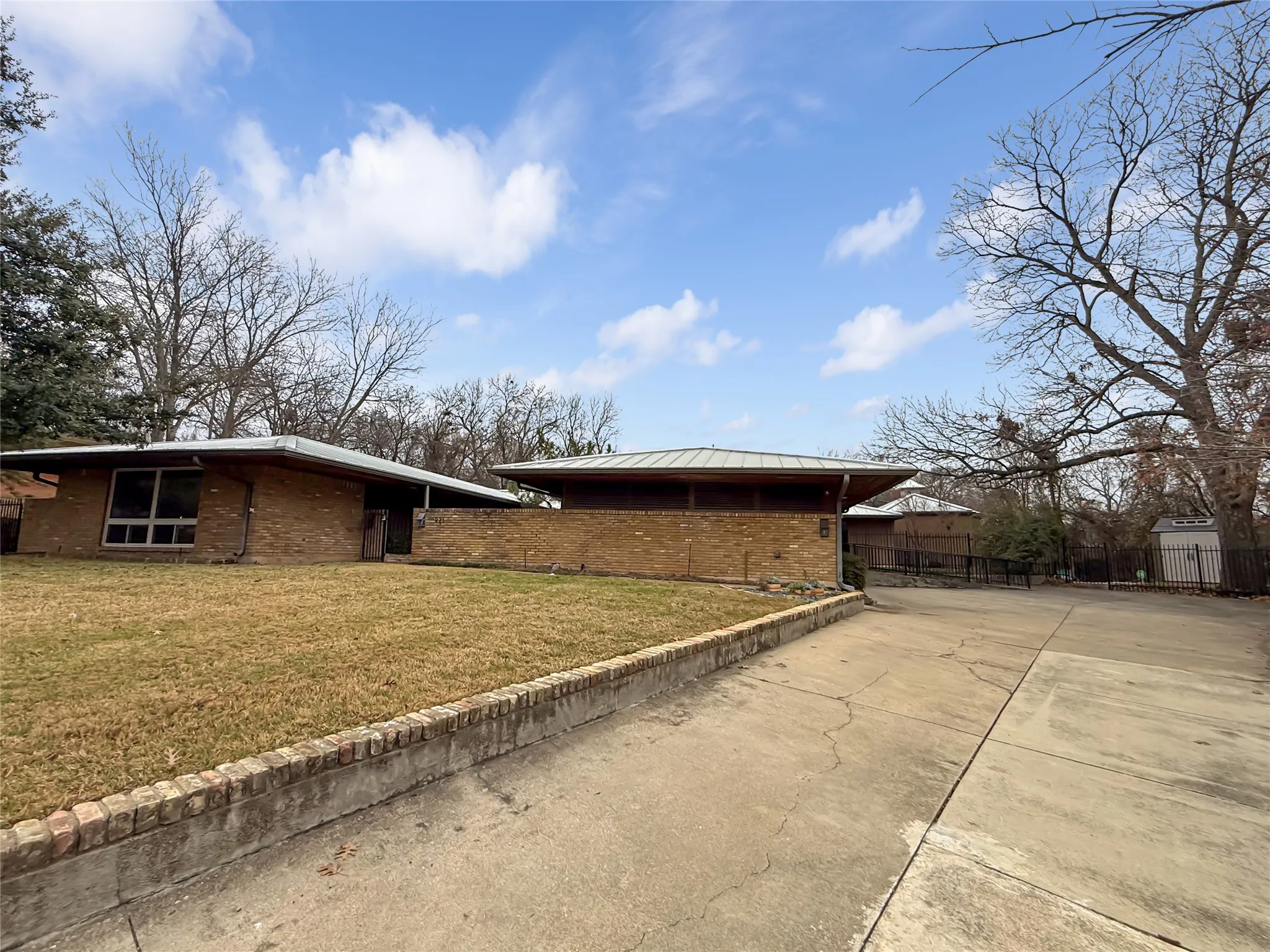 Single Family Residence For Sale in Dallas County , 921 9th Street, Grand Prairie, Texas 75050, 6 Bedroom, 5 Bathroom, Garage spaces, 4,151 Sqft, built in 1956, Preowned, mls#21169781, Real Estate Agent in Grand Prairie, Homes For Sale in Dallas county, Homes For Sale in Grand Prairie, Realtor in Grand Prairie Texas, Real Estate Brokerage Independent Realty Texas, Luminita Cordes Realtor