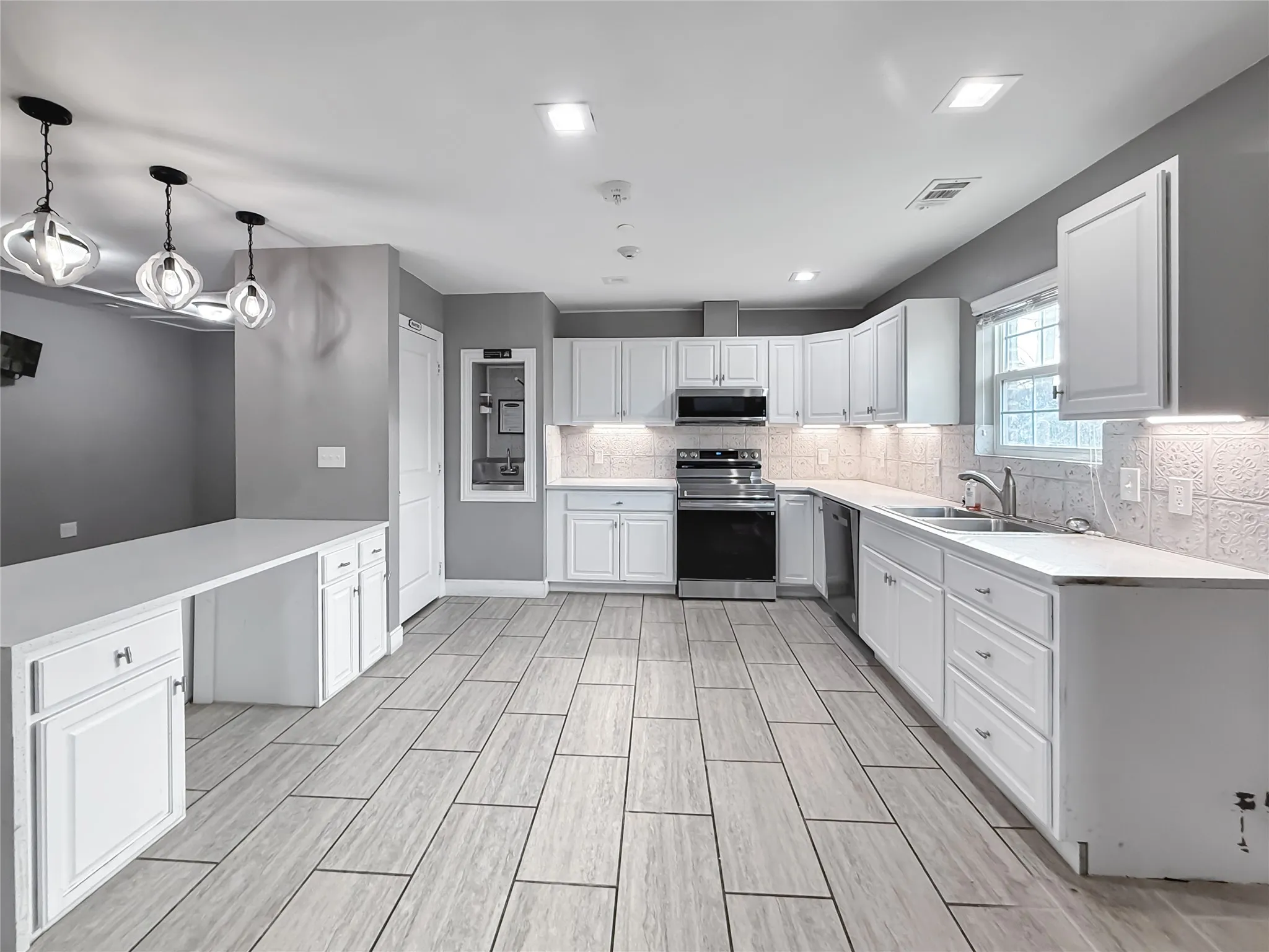 Single Family Residence For Sale in Grayson County , 2508 W Crawford Street, Denison, Texas 75020, 10 Bedroom, 8 Bathroom, Garage spaces, 3,875 Sqft, built in 2017, Preowned, mls#21169308, Real Estate Agent in Denison, Homes For Sale in Grayson county, Homes For Sale in Denison, Realtor in Denison Texas, Real Estate Brokerage Independent Realty Texas, Luminita Cordes Realtor