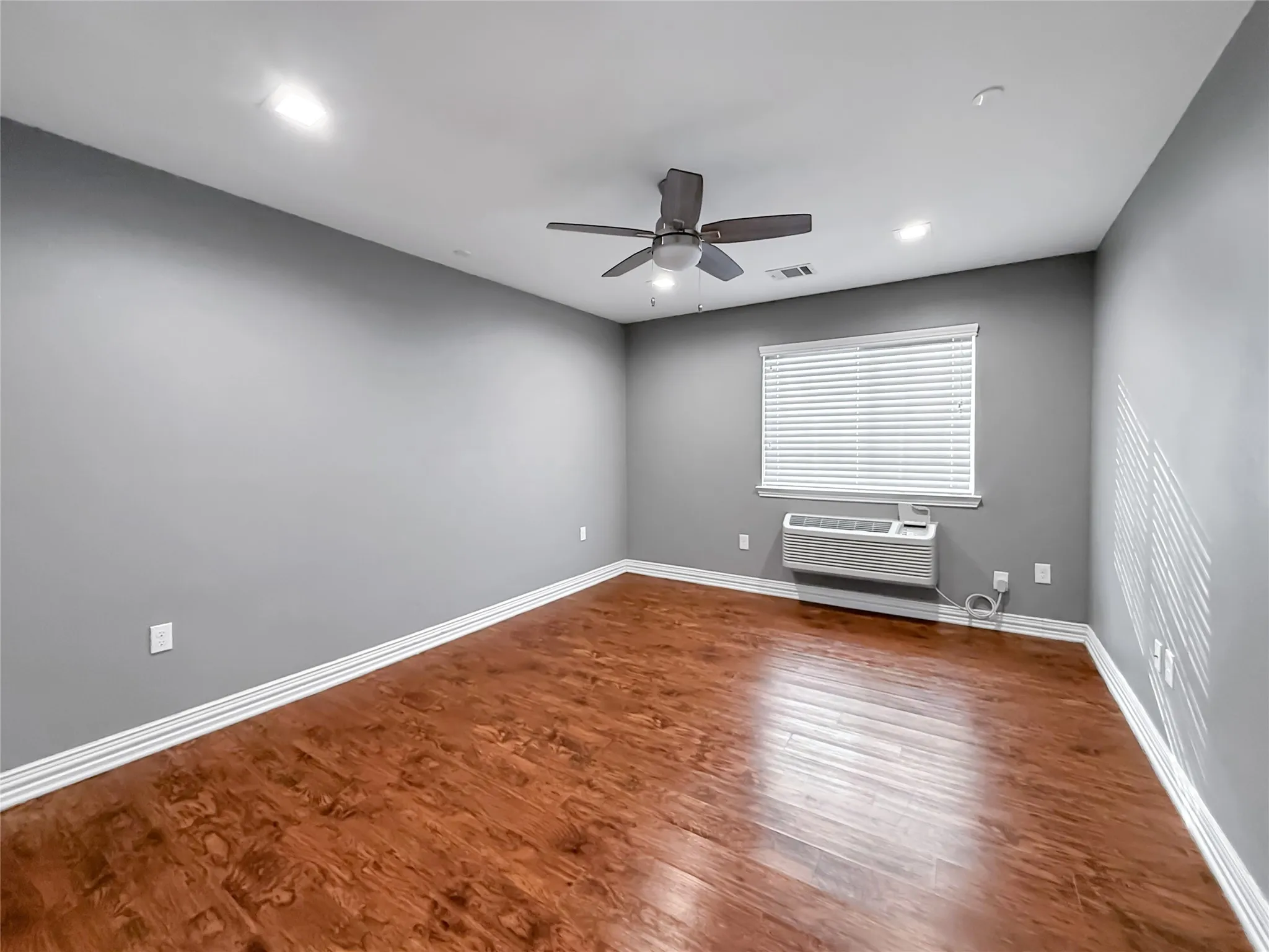 Single Family Residence For Sale in Grayson County , 2508 W Crawford Street, Denison, Texas 75020, 10 Bedroom, 8 Bathroom, Garage spaces, 3,875 Sqft, built in 2017, Preowned, mls#21169308, Real Estate Agent in Denison, Homes For Sale in Grayson county, Homes For Sale in Denison, Realtor in Denison Texas, Real Estate Brokerage Independent Realty Texas, Luminita Cordes Realtor
