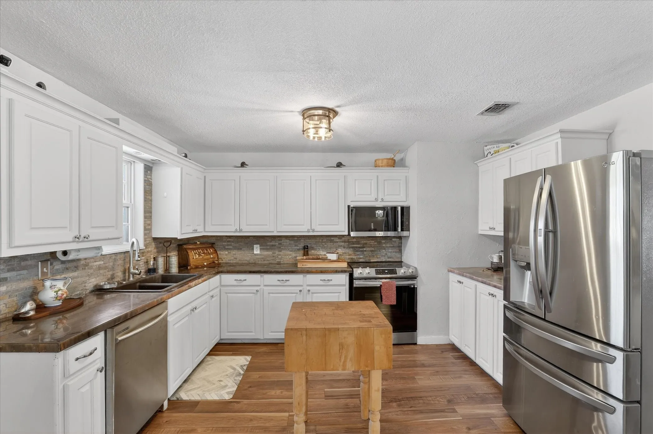 Single Family Residence For Sale in Wise County , 702 El Camino Real, Chico, Texas 76431, 3 Bedroom, 3 Bathroom, 2 Garage spaces, 2,228 Sqft, built in 1973, mls#21168505, Real Estate Agent in Chico, Homes For Sale in Wise county, Homes For Sale in Chico, Realtor in Chico Texas, Real Estate Brokerage Independent Realty Texas, Luminita Cordes Realtor