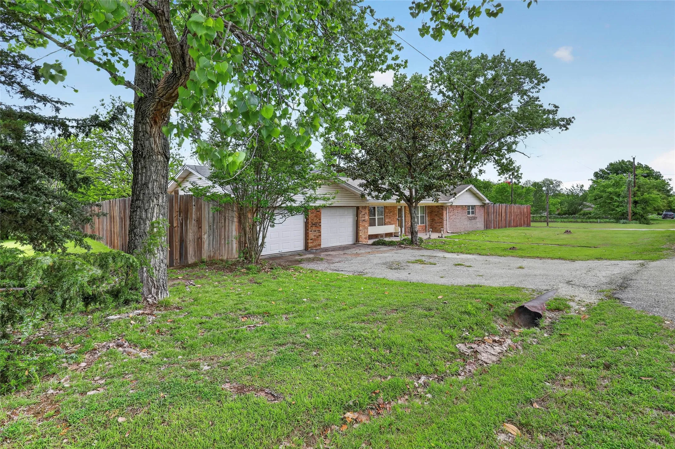 Single Family Residence For Sale in Wise County , 702 El Camino Real, Chico, Texas 76431, 3 Bedroom, 3 Bathroom, 2 Garage spaces, 2,228 Sqft, built in 1973, mls#21168505, Real Estate Agent in Chico, Homes For Sale in Wise county, Homes For Sale in Chico, Realtor in Chico Texas, Real Estate Brokerage Independent Realty Texas, Luminita Cordes Realtor
