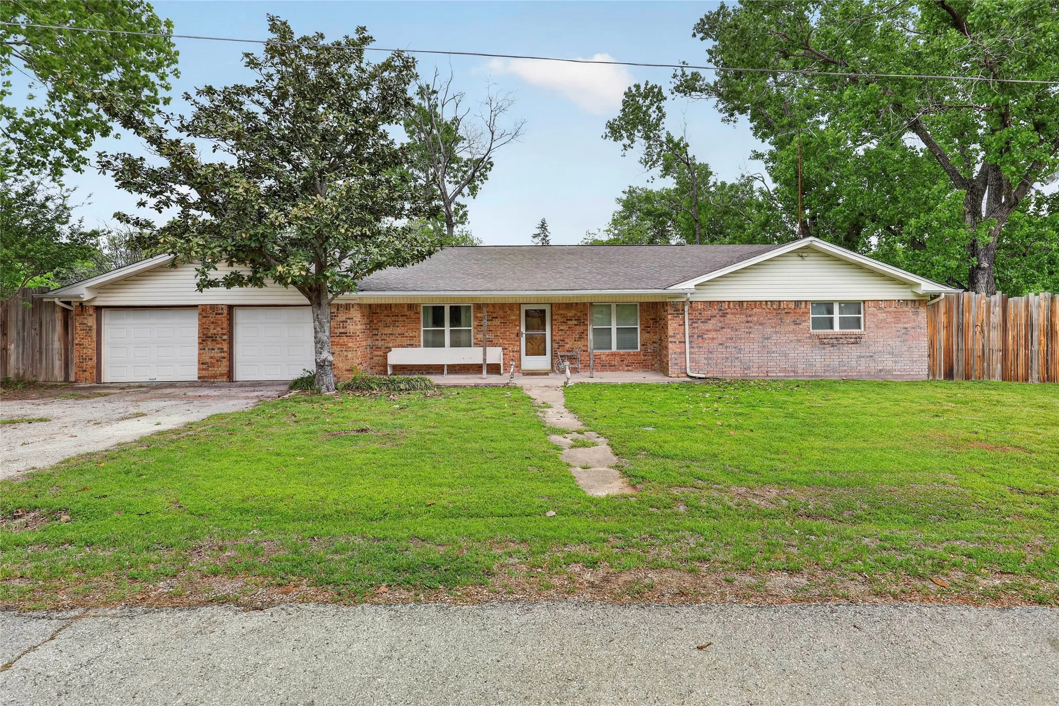 Single Family Residence For Sale in Wise County , 702 El Camino Real, Chico, Texas 76431, 3 Bedroom, 3 Bathroom, 2 Garage spaces, 2,228 Sqft, built in 1973, mls#21168505, Real Estate Agent in Chico, Homes For Sale in Wise county, Homes For Sale in Chico, Realtor in Chico Texas, Real Estate Brokerage Independent Realty Texas, Luminita Cordes Realtor