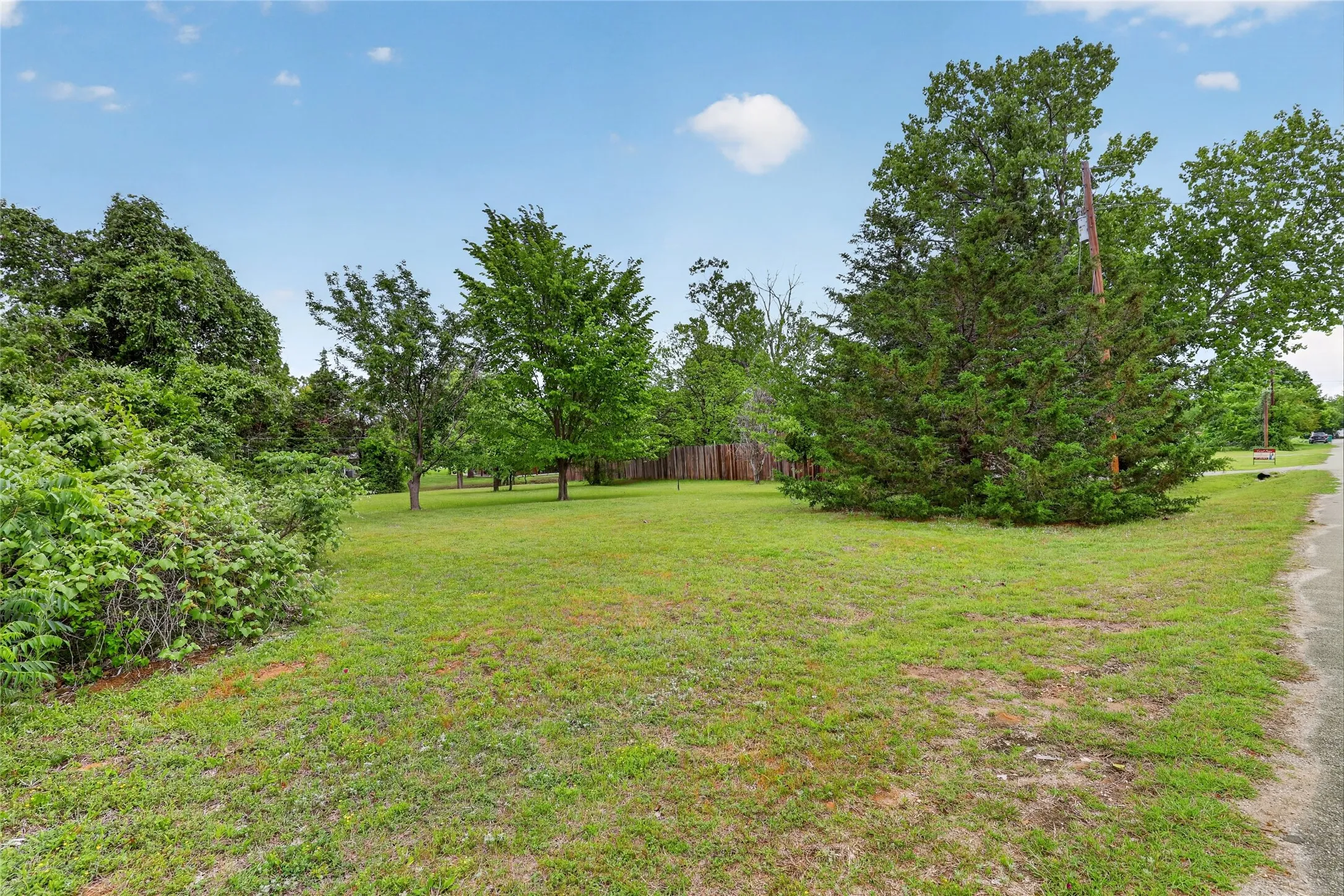 Single Family Residence For Sale in Wise County , 702 El Camino Real, Chico, Texas 76431, 3 Bedroom, 3 Bathroom, 2 Garage spaces, 2,228 Sqft, built in 1973, mls#21168505, Real Estate Agent in Chico, Homes For Sale in Wise county, Homes For Sale in Chico, Realtor in Chico Texas, Real Estate Brokerage Independent Realty Texas, Luminita Cordes Realtor