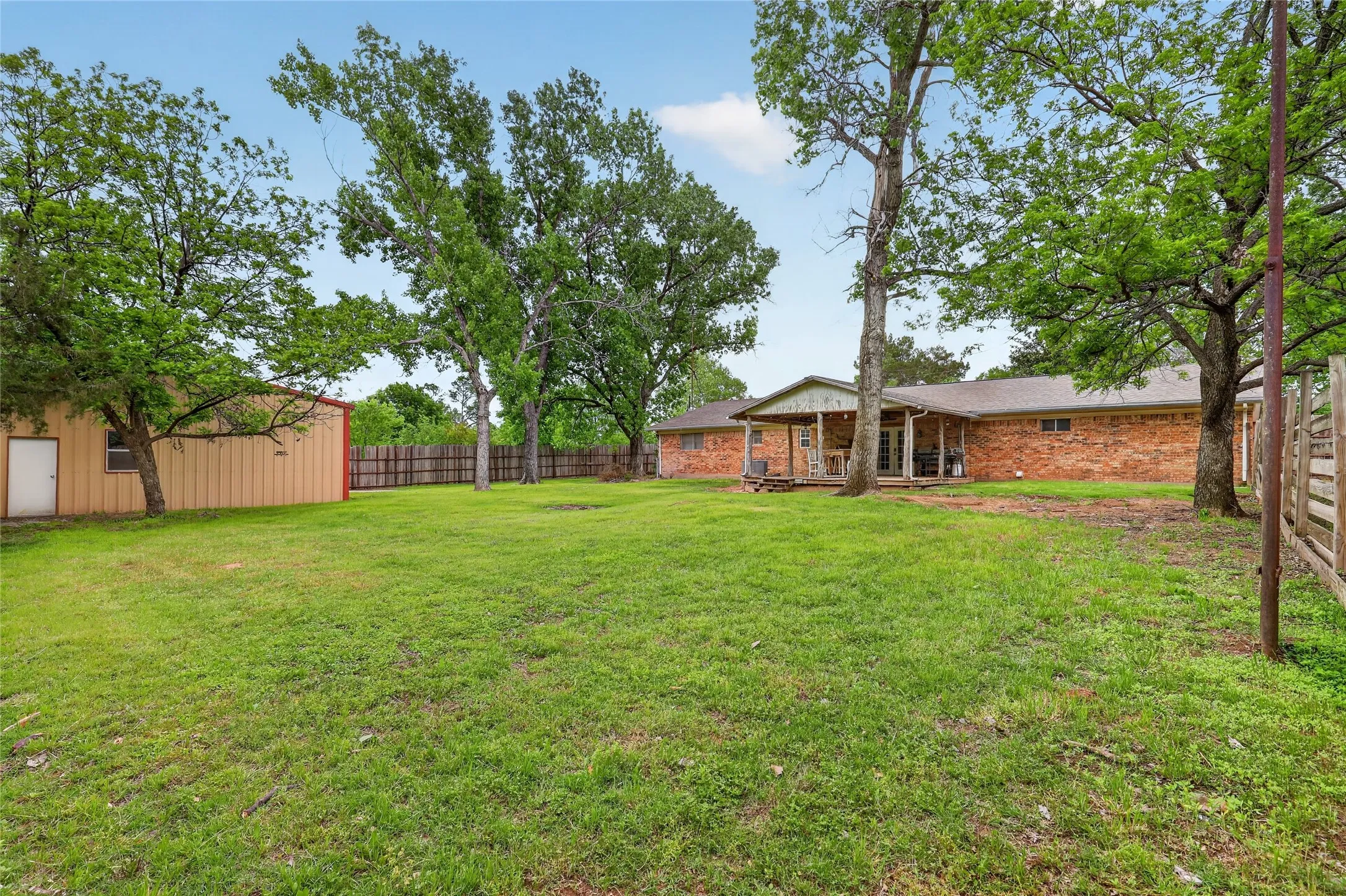 Single Family Residence For Sale in Wise County , 702 El Camino Real, Chico, Texas 76431, 3 Bedroom, 3 Bathroom, 2 Garage spaces, 2,228 Sqft, built in 1973, mls#21168505, Real Estate Agent in Chico, Homes For Sale in Wise county, Homes For Sale in Chico, Realtor in Chico Texas, Real Estate Brokerage Independent Realty Texas, Luminita Cordes Realtor