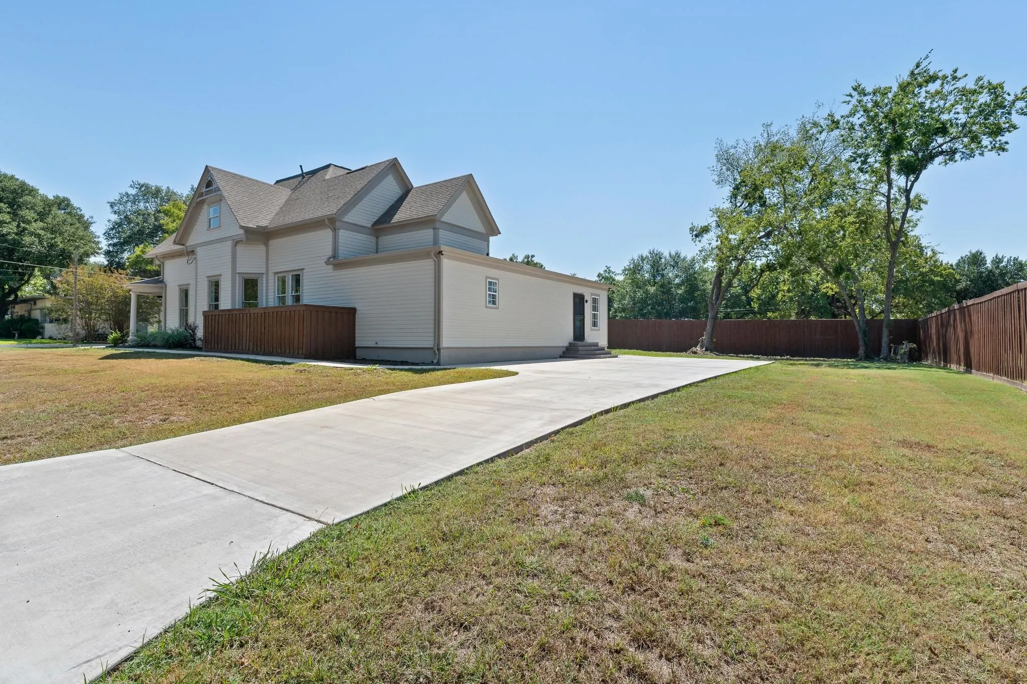 Single Family Residence For Sale in Hunt County , 1401 Arp Street, Commerce, Texas 75428, 5 Bedroom, 3 Bathroom, Garage spaces, 3,700 Sqft, built in 1900, Preowned, mls#21154017, Real Estate Agent in Commerce, Homes For Sale in Hunt county, Homes For Sale in Commerce, Realtor in Commerce Texas, Real Estate Brokerage Independent Realty Texas, Luminita Cordes Realtor