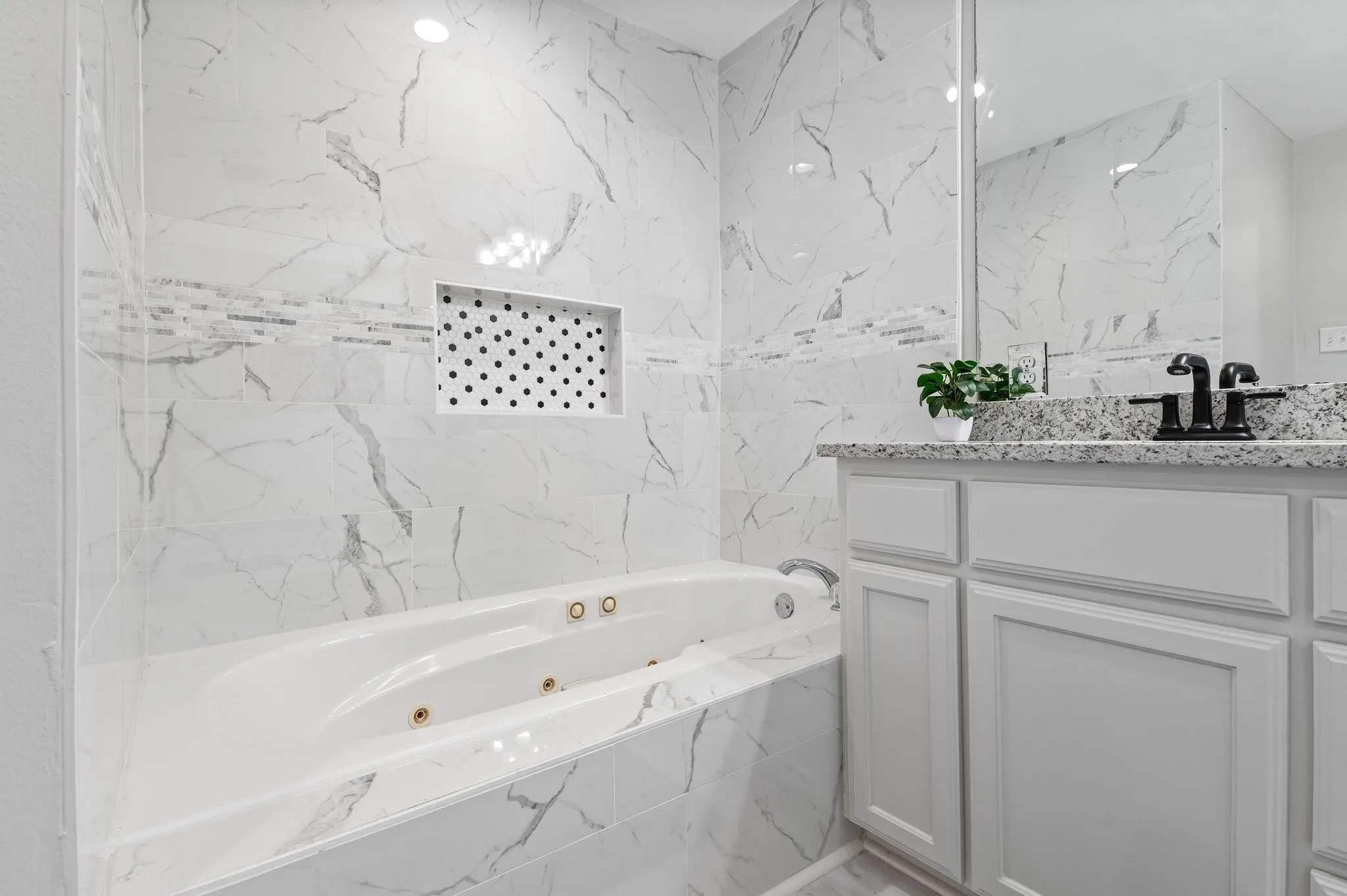 Single Family Residence For Sale in Hunt County , 1401 Arp Street, Commerce, Texas 75428, 5 Bedroom, 3 Bathroom, Garage spaces, 3,700 Sqft, built in 1900, Preowned, mls#21154017, Real Estate Agent in Commerce, Homes For Sale in Hunt county, Homes For Sale in Commerce, Realtor in Commerce Texas, Real Estate Brokerage Independent Realty Texas, Luminita Cordes Realtor
