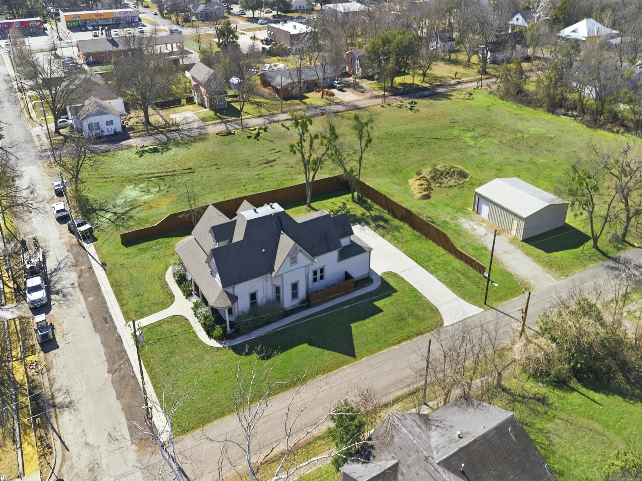 Single Family Residence For Sale in Hunt County , 1401 Arp Street, Commerce, Texas 75428, 5 Bedroom, 3 Bathroom, Garage spaces, 3,700 Sqft, built in 1900, Preowned, mls#21154017, Real Estate Agent in Commerce, Homes For Sale in Hunt county, Homes For Sale in Commerce, Realtor in Commerce Texas, Real Estate Brokerage Independent Realty Texas, Luminita Cordes Realtor
