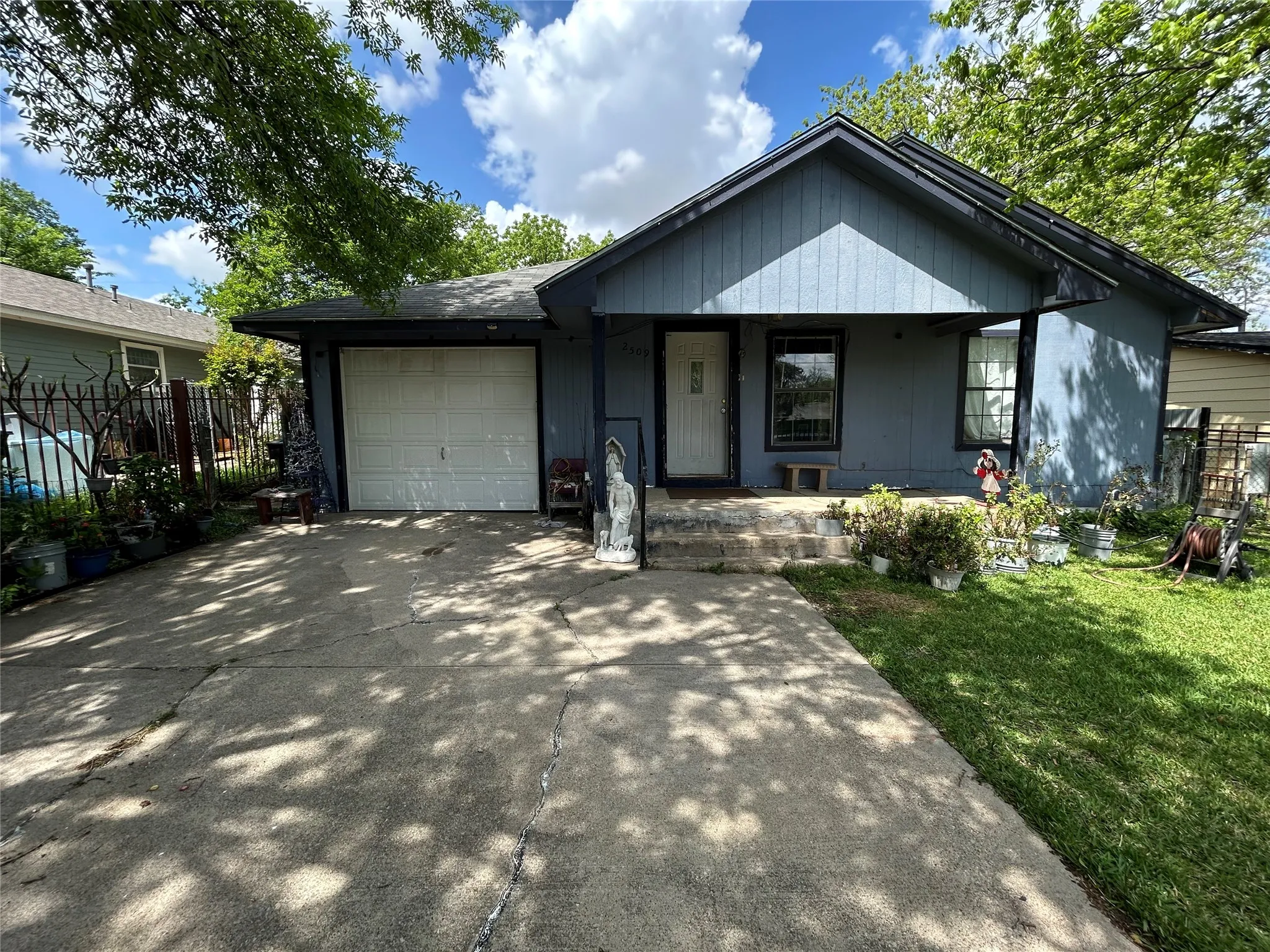 Single Family Residence For Sale in Tarrant County , 2509 Irion Avenue, Fort Worth, Texas 76106, 4 Bedroom, 2 Bathroom, 1 Garage spaces, 1,508 Sqft, built in 1941, mls#21170019, Real Estate Agent in Fort Worth, Homes For Sale in Tarrant county, Homes For Sale in Fort Worth, Realtor in Fort Worth Texas, Real Estate Brokerage Independent Realty Texas, Luminita Cordes Realtor