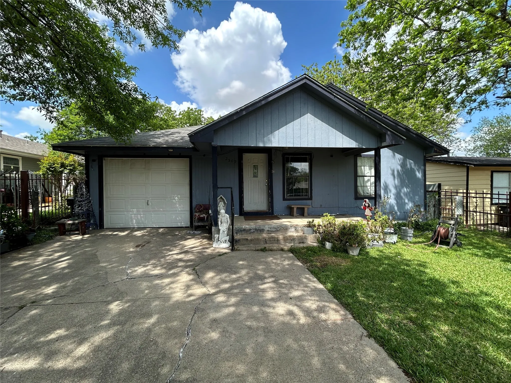 Single Family Residence For Sale in Tarrant County , 2509 Irion Avenue, Fort Worth, Texas 76106, 4 Bedroom, 2 Bathroom, 1 Garage spaces, 1,508 Sqft, built in 1941, mls#21170019, Real Estate Agent in Fort Worth, Homes For Sale in Tarrant county, Homes For Sale in Fort Worth, Realtor in Fort Worth Texas, Real Estate Brokerage Independent Realty Texas, Luminita Cordes Realtor