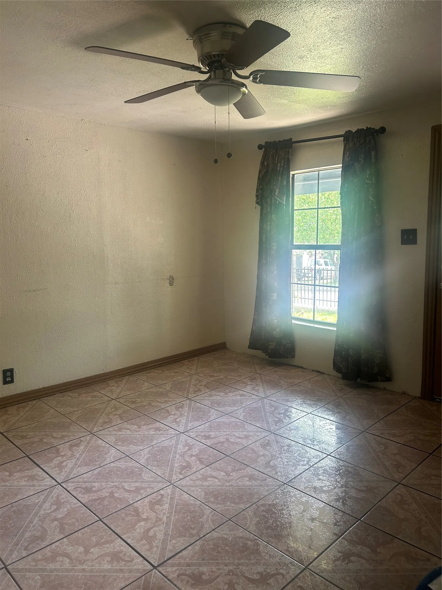 Single Family Residence For Sale in Tarrant County , 2509 Irion Avenue, Fort Worth, Texas 76106, 4 Bedroom, 2 Bathroom, 1 Garage spaces, 1,508 Sqft, built in 1941, mls#21170019, Real Estate Agent in Fort Worth, Homes For Sale in Tarrant county, Homes For Sale in Fort Worth, Realtor in Fort Worth Texas, Real Estate Brokerage Independent Realty Texas, Luminita Cordes Realtor