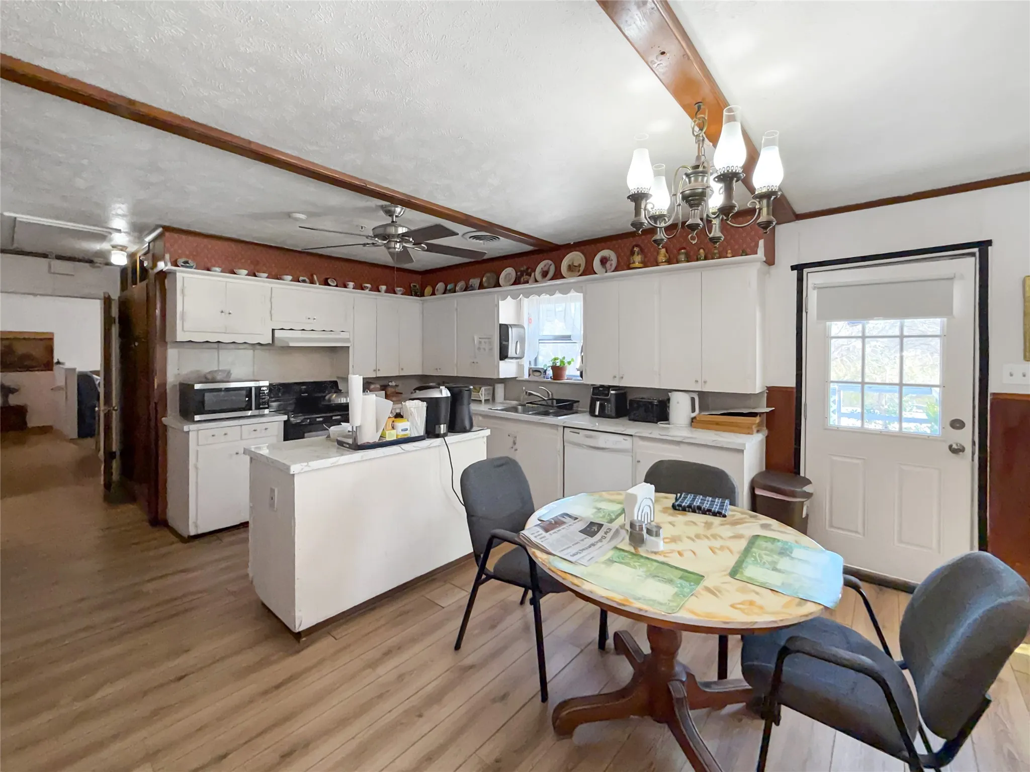 Single Family Residence For Sale in Denton County , 3200 Donna Road, Denton, Texas 76207, 10 Bedroom, 4 Bathroom, Garage spaces, 3,459 Sqft, built in 1971, Preowned, mls#21169972, Real Estate Agent in Denton, Homes For Sale in Denton county, Homes For Sale in Denton, Realtor in Denton Texas, Real Estate Brokerage Independent Realty Texas, Luminita Cordes Realtor