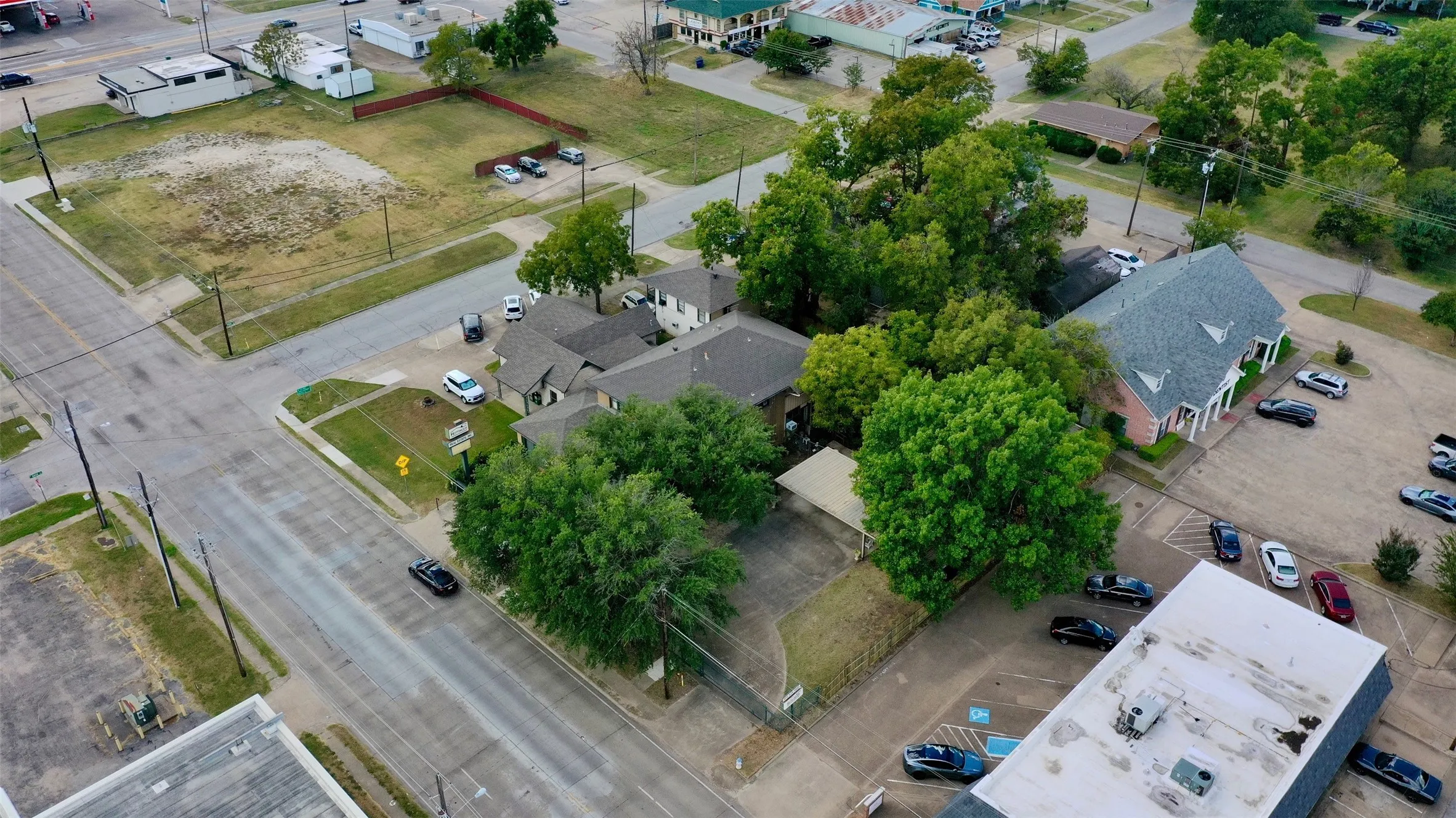 Single Family Residence For Sale in Kaufman County , 203b N Rockwall Avenue, Terrell, Texas 75160, 4 Bedroom, 3 Bathroom, Garage spaces, 4,633 Sqft, built in 1922, Preowned, mls#21170124, Real Estate Agent in Terrell, Homes For Sale in Kaufman county, Homes For Sale in Terrell, Realtor in Terrell Texas, Real Estate Brokerage Independent Realty Texas, Luminita Cordes Realtor