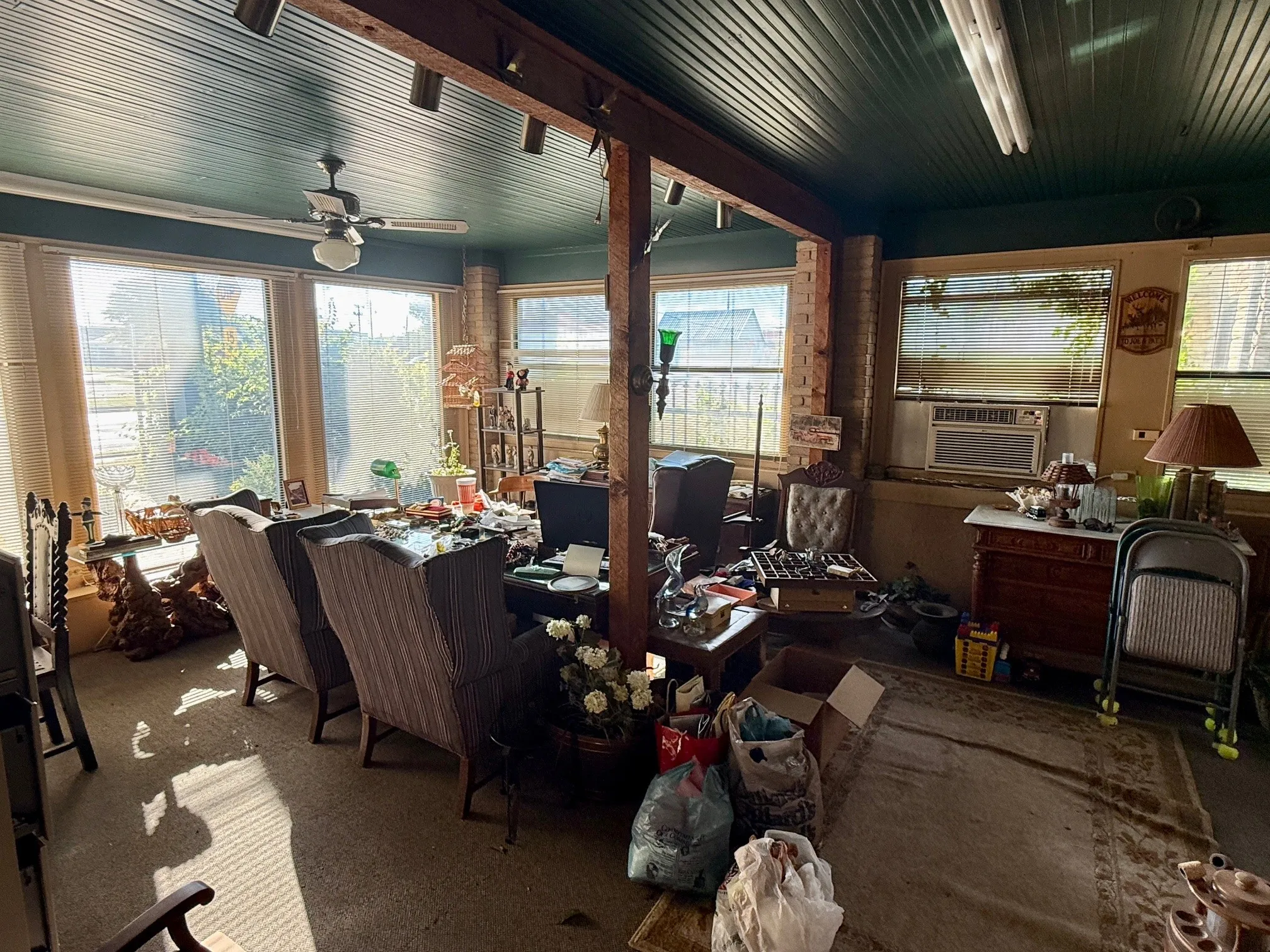 Single Family Residence For Sale in Kaufman County , 203b N Rockwall Avenue, Terrell, Texas 75160, 4 Bedroom, 3 Bathroom, Garage spaces, 4,633 Sqft, built in 1922, Preowned, mls#21170124, Real Estate Agent in Terrell, Homes For Sale in Kaufman county, Homes For Sale in Terrell, Realtor in Terrell Texas, Real Estate Brokerage Independent Realty Texas, Luminita Cordes Realtor