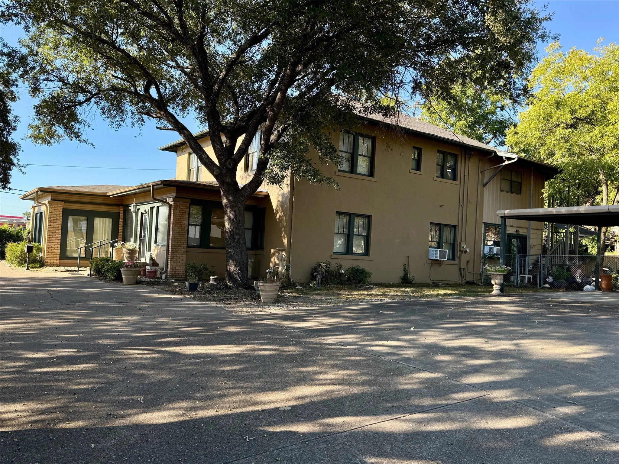 Single Family Residence For Sale in Kaufman County , 203b N Rockwall Avenue, Terrell, Texas 75160, 4 Bedroom, 3 Bathroom, Garage spaces, 4,633 Sqft, built in 1922, Preowned, mls#21170124, Real Estate Agent in Terrell, Homes For Sale in Kaufman county, Homes For Sale in Terrell, Realtor in Terrell Texas, Real Estate Brokerage Independent Realty Texas, Luminita Cordes Realtor