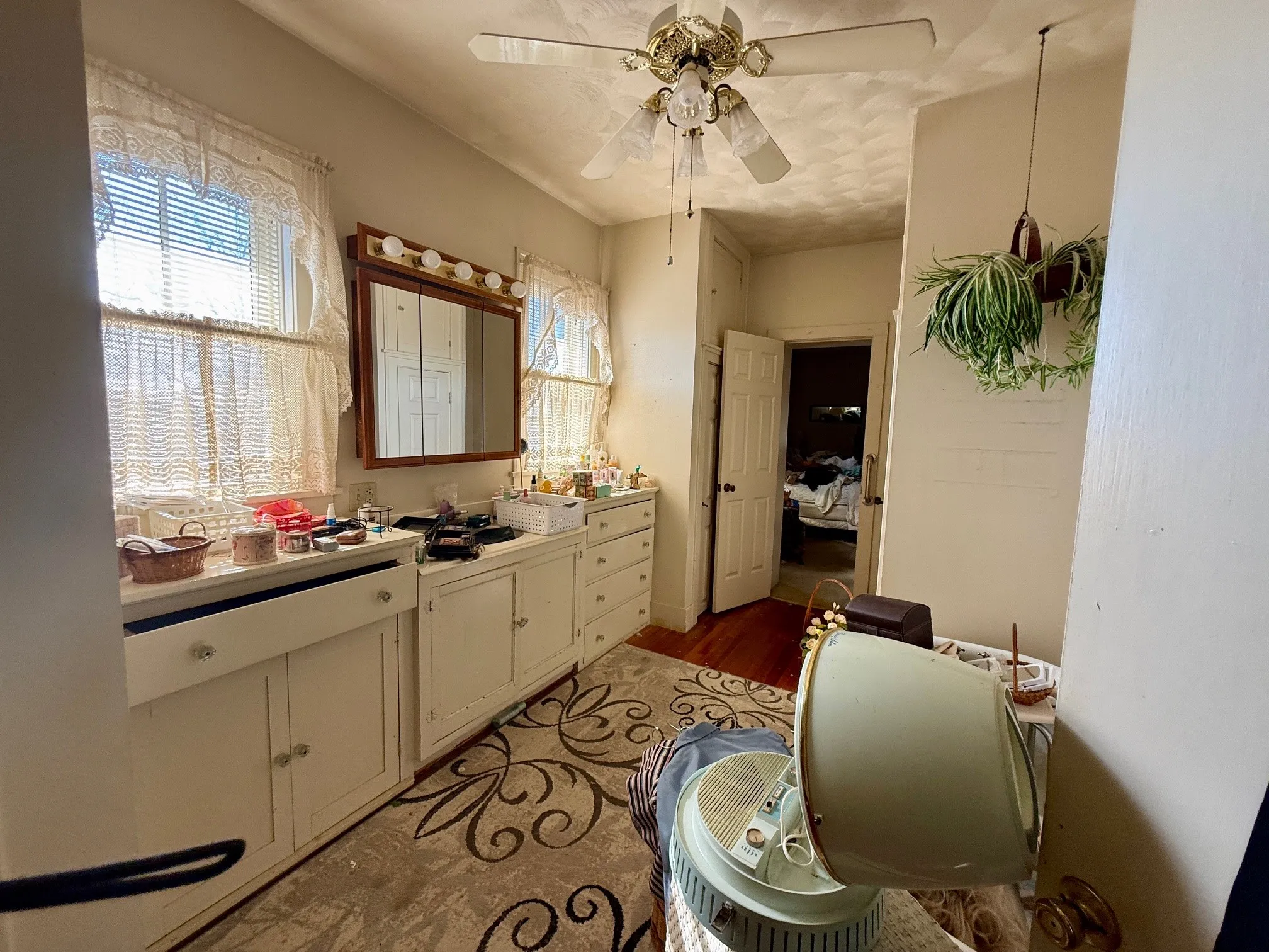 Single Family Residence For Sale in Kaufman County , 203b N Rockwall Avenue, Terrell, Texas 75160, 4 Bedroom, 3 Bathroom, Garage spaces, 4,633 Sqft, built in 1922, Preowned, mls#21170124, Real Estate Agent in Terrell, Homes For Sale in Kaufman county, Homes For Sale in Terrell, Realtor in Terrell Texas, Real Estate Brokerage Independent Realty Texas, Luminita Cordes Realtor
