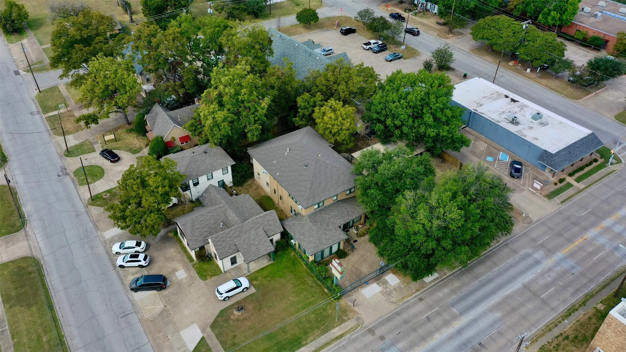 Single Family Residence For Sale in Kaufman County , 203b N Rockwall Avenue, Terrell, Texas 75160, 4 Bedroom, 3 Bathroom, Garage spaces, 4,633 Sqft, built in 1922, Preowned, mls#21170124, Real Estate Agent in Terrell, Homes For Sale in Kaufman county, Homes For Sale in Terrell, Realtor in Terrell Texas, Real Estate Brokerage Independent Realty Texas, Luminita Cordes Realtor