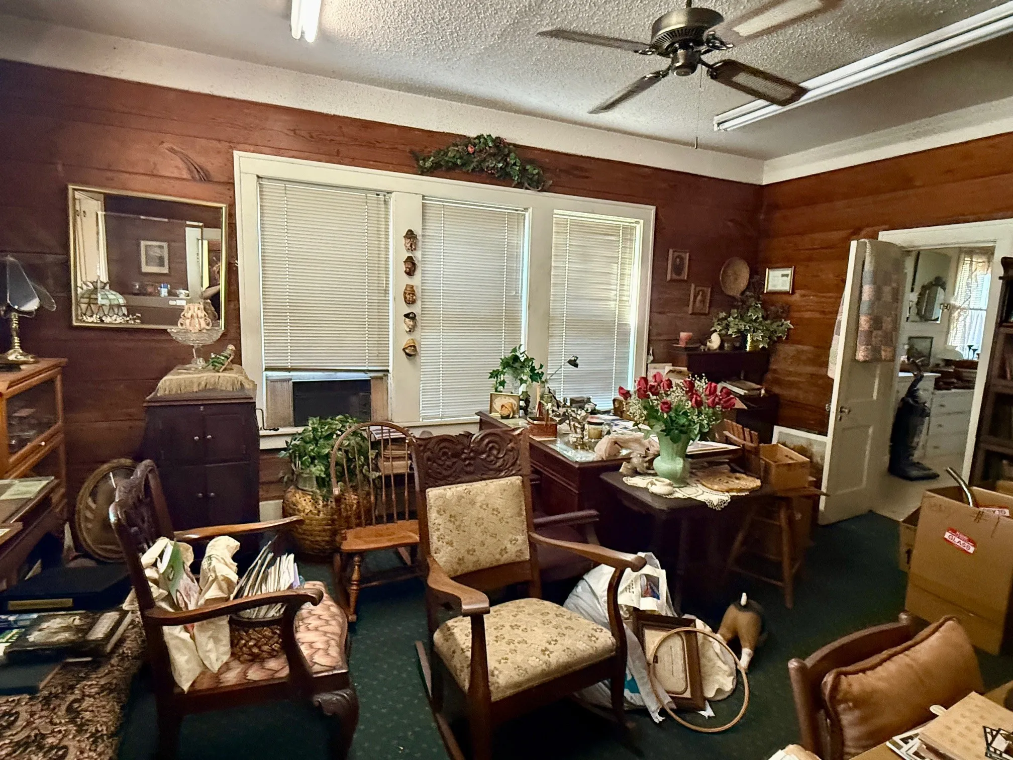 Single Family Residence For Sale in Kaufman County , 203b N Rockwall Avenue, Terrell, Texas 75160, 4 Bedroom, 3 Bathroom, Garage spaces, 4,633 Sqft, built in 1922, Preowned, mls#21170124, Real Estate Agent in Terrell, Homes For Sale in Kaufman county, Homes For Sale in Terrell, Realtor in Terrell Texas, Real Estate Brokerage Independent Realty Texas, Luminita Cordes Realtor