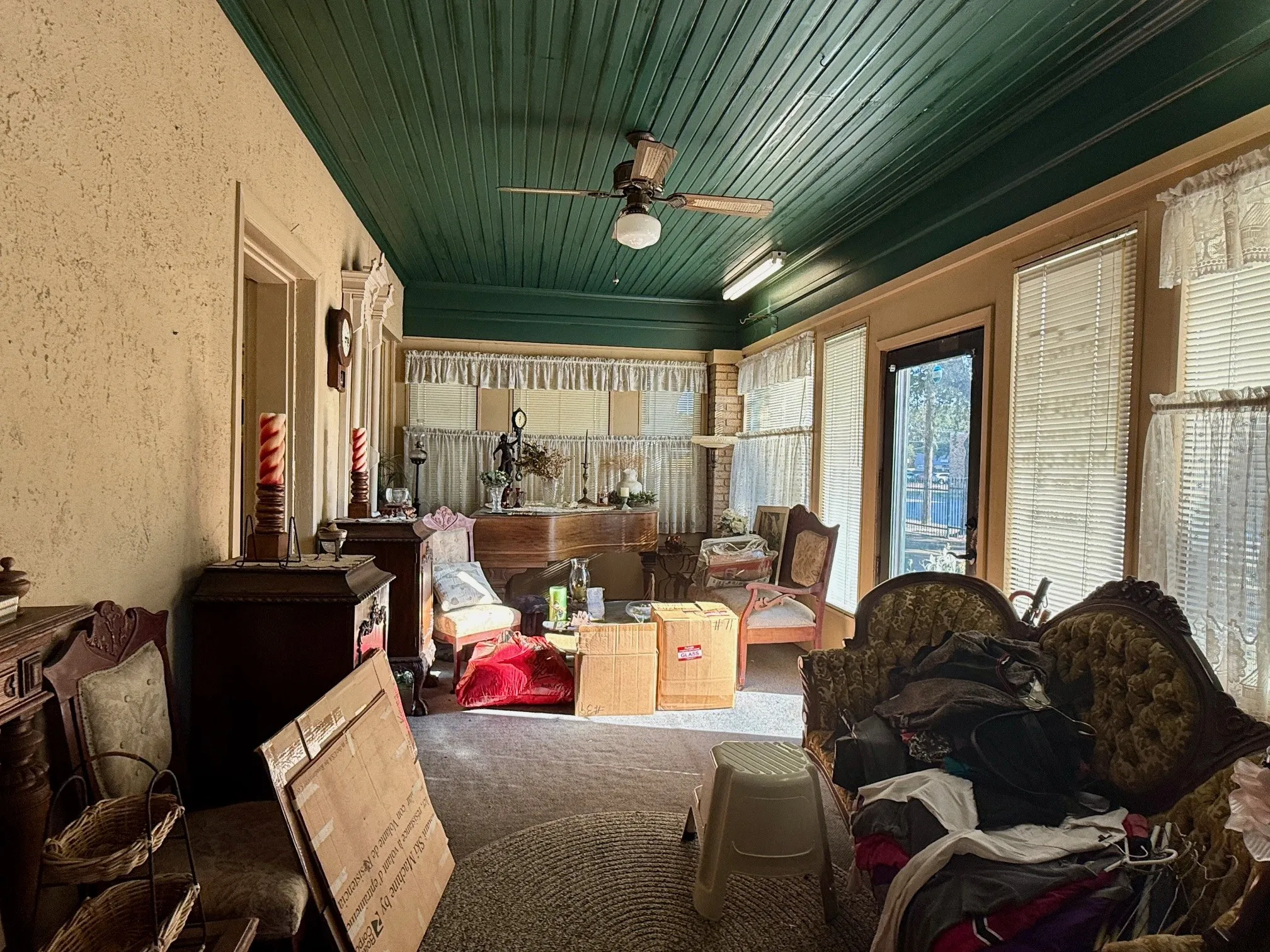 Single Family Residence For Sale in Kaufman County , 203b N Rockwall Avenue, Terrell, Texas 75160, 4 Bedroom, 3 Bathroom, Garage spaces, 4,633 Sqft, built in 1922, Preowned, mls#21170124, Real Estate Agent in Terrell, Homes For Sale in Kaufman county, Homes For Sale in Terrell, Realtor in Terrell Texas, Real Estate Brokerage Independent Realty Texas, Luminita Cordes Realtor