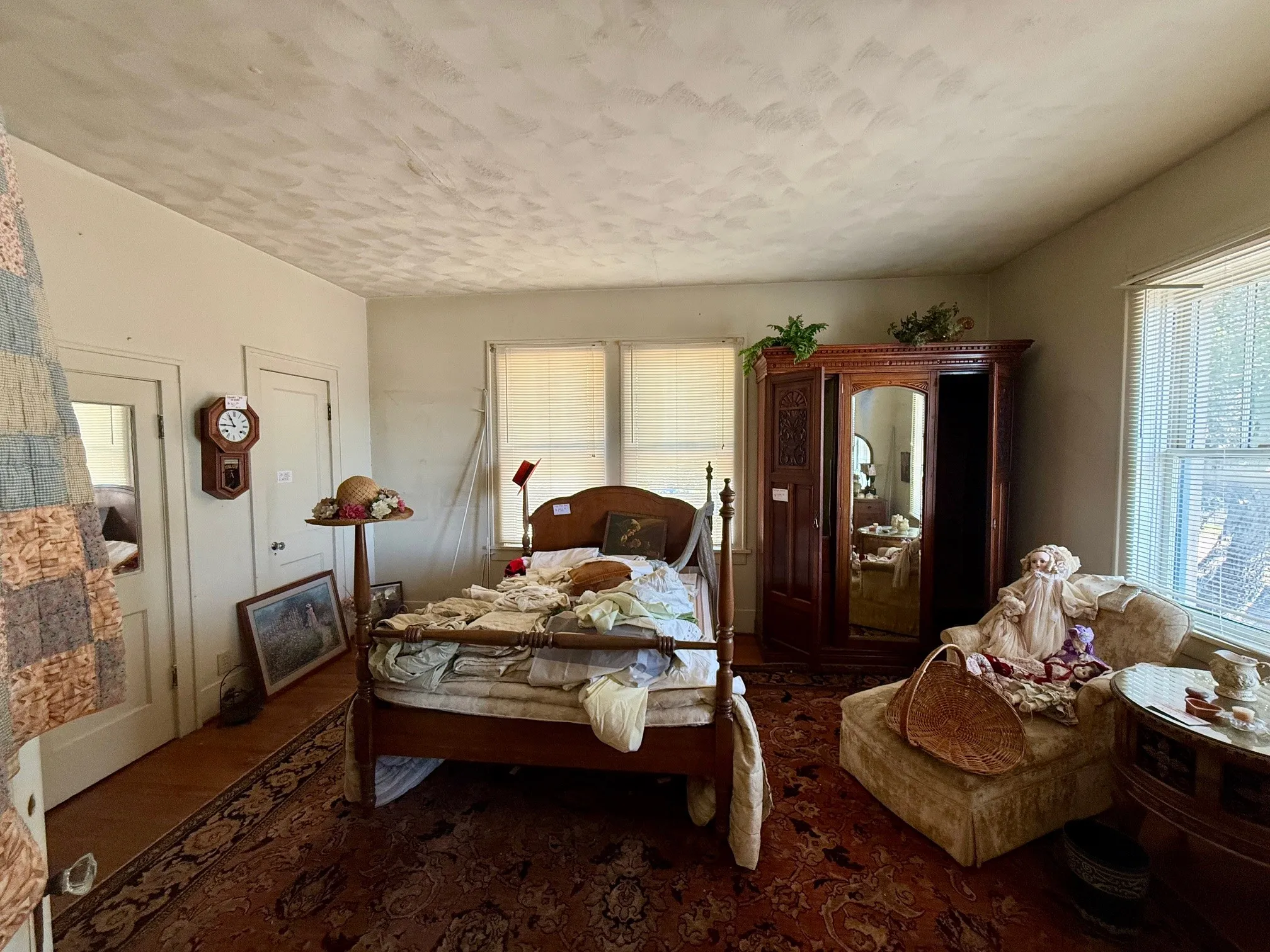 Single Family Residence For Sale in Kaufman County , 203b N Rockwall Avenue, Terrell, Texas 75160, 4 Bedroom, 3 Bathroom, Garage spaces, 4,633 Sqft, built in 1922, Preowned, mls#21170124, Real Estate Agent in Terrell, Homes For Sale in Kaufman county, Homes For Sale in Terrell, Realtor in Terrell Texas, Real Estate Brokerage Independent Realty Texas, Luminita Cordes Realtor
