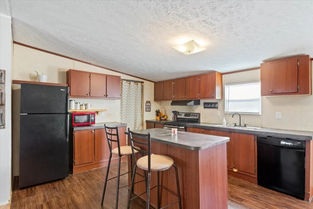 Mobile Home For Sale in Mc Lennan County , 247 N Lake Street, Axtell, Texas 76624, 5 Bedroom, 2 Bathroom, Garage spaces, 2,016 Sqft, built in 2013, mls#21170191, Real Estate Agent in Axtell, Homes For Sale in Mc Lennan county, Homes For Sale in Axtell, Realtor in Axtell Texas, Real Estate Brokerage Independent Realty Texas, Luminita Cordes Realtor