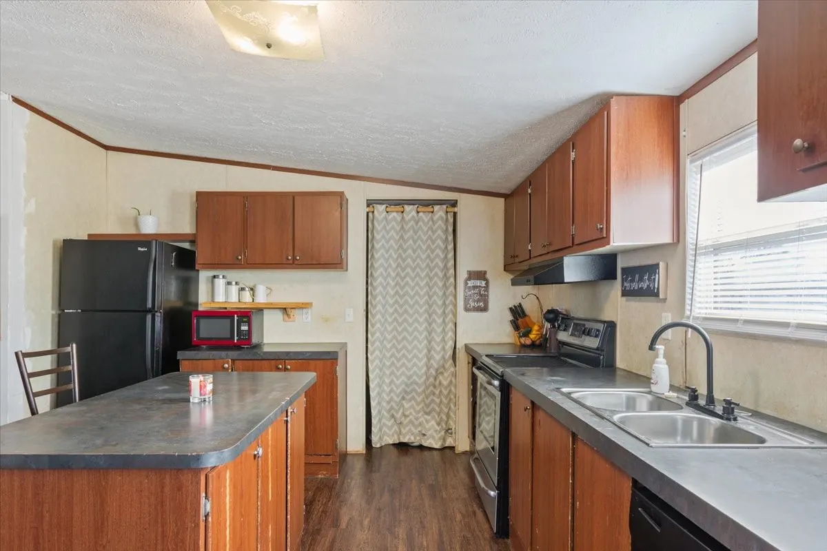 Mobile Home For Sale in Mc Lennan County , 247 N Lake Street, Axtell, Texas 76624, 5 Bedroom, 2 Bathroom, Garage spaces, 2,016 Sqft, built in 2013, mls#21170191, Real Estate Agent in Axtell, Homes For Sale in Mc Lennan county, Homes For Sale in Axtell, Realtor in Axtell Texas, Real Estate Brokerage Independent Realty Texas, Luminita Cordes Realtor