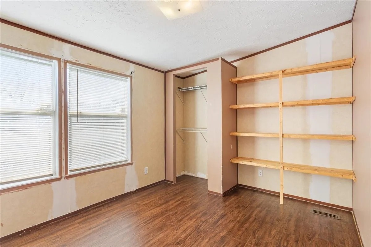 Mobile Home For Sale in Mc Lennan County , 247 N Lake Street, Axtell, Texas 76624, 5 Bedroom, 2 Bathroom, Garage spaces, 2,016 Sqft, built in 2013, mls#21170191, Real Estate Agent in Axtell, Homes For Sale in Mc Lennan county, Homes For Sale in Axtell, Realtor in Axtell Texas, Real Estate Brokerage Independent Realty Texas, Luminita Cordes Realtor
