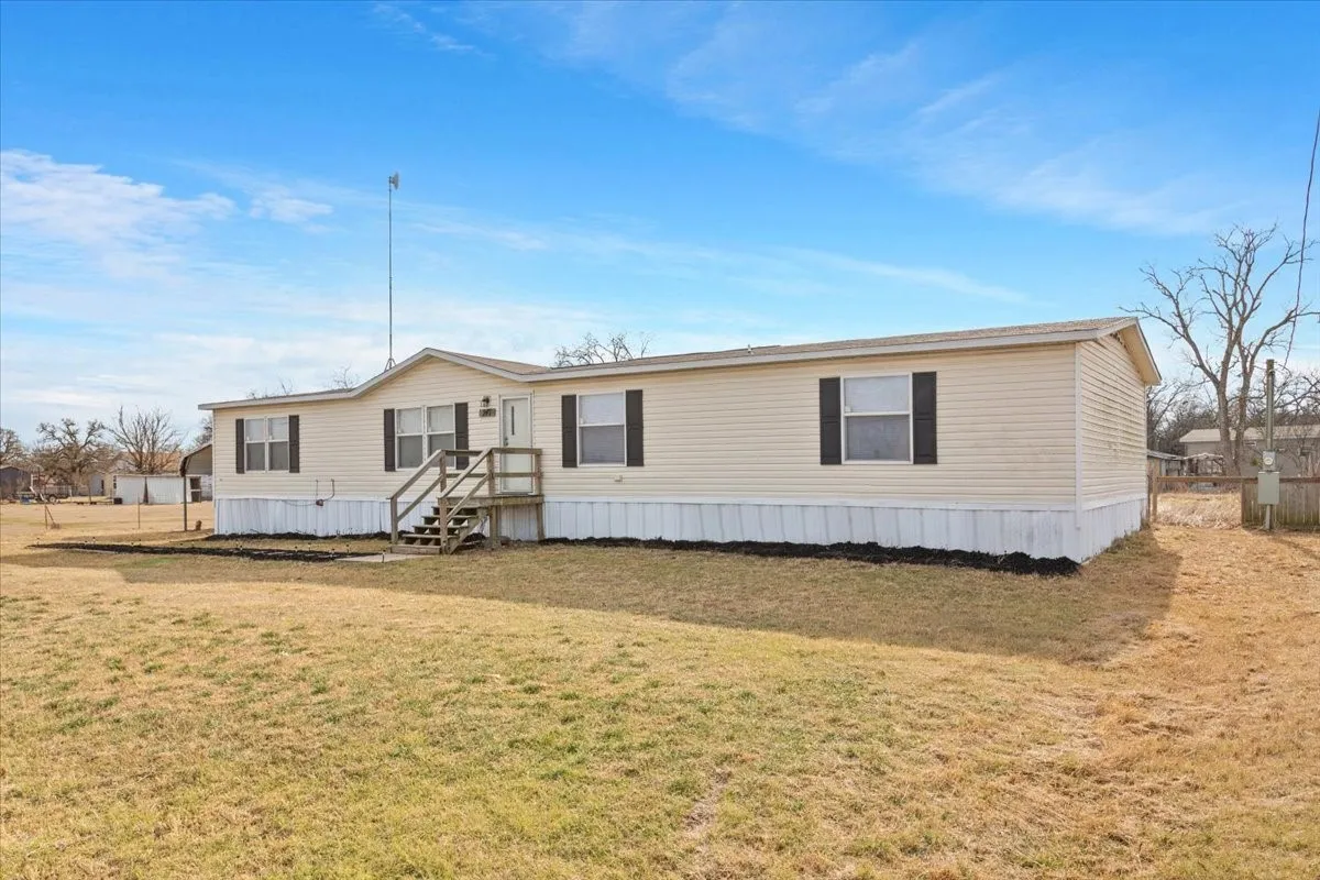 Mobile Home For Sale in Mc Lennan County , 247 N Lake Street, Axtell, Texas 76624, 5 Bedroom, 2 Bathroom, Garage spaces, 2,016 Sqft, built in 2013, mls#21170191, Real Estate Agent in Axtell, Homes For Sale in Mc Lennan county, Homes For Sale in Axtell, Realtor in Axtell Texas, Real Estate Brokerage Independent Realty Texas, Luminita Cordes Realtor