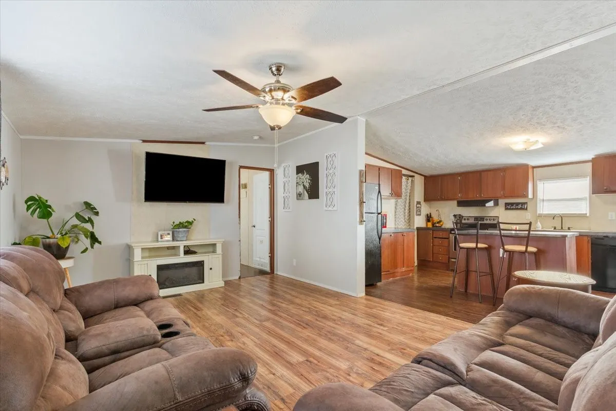 Mobile Home For Sale in Mc Lennan County , 247 N Lake Street, Axtell, Texas 76624, 5 Bedroom, 2 Bathroom, Garage spaces, 2,016 Sqft, built in 2013, mls#21170191, Real Estate Agent in Axtell, Homes For Sale in Mc Lennan county, Homes For Sale in Axtell, Realtor in Axtell Texas, Real Estate Brokerage Independent Realty Texas, Luminita Cordes Realtor