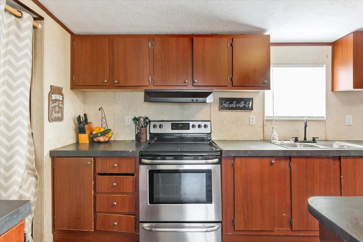 Mobile Home For Sale in Mc Lennan County , 247 N Lake Street, Axtell, Texas 76624, 5 Bedroom, 2 Bathroom, Garage spaces, 2,016 Sqft, built in 2013, mls#21170191, Real Estate Agent in Axtell, Homes For Sale in Mc Lennan county, Homes For Sale in Axtell, Realtor in Axtell Texas, Real Estate Brokerage Independent Realty Texas, Luminita Cordes Realtor