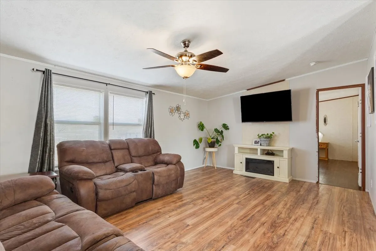 Mobile Home For Sale in Mc Lennan County , 247 N Lake Street, Axtell, Texas 76624, 5 Bedroom, 2 Bathroom, Garage spaces, 2,016 Sqft, built in 2013, mls#21170191, Real Estate Agent in Axtell, Homes For Sale in Mc Lennan county, Homes For Sale in Axtell, Realtor in Axtell Texas, Real Estate Brokerage Independent Realty Texas, Luminita Cordes Realtor