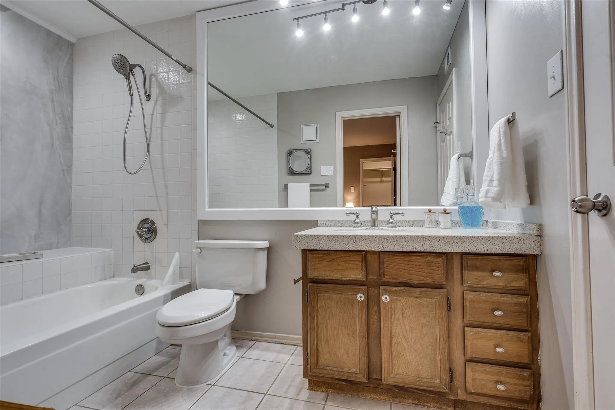 Condominium For Rent in Dallas County , 16301 Ledgemont Lane 262, Addison, Texas 75001, 2 Bedroom, 2 Bathroom, Garage spaces, 978 Sqft, built in 1982, mls#21168085, Real Estate Agent in Addison, Homes For Rent in Dallas county, Homes For Rent in Addison, Realtor in Addison Texas, Real Estate Brokerage Independent Realty Texas, Luminita Cordes Realtor