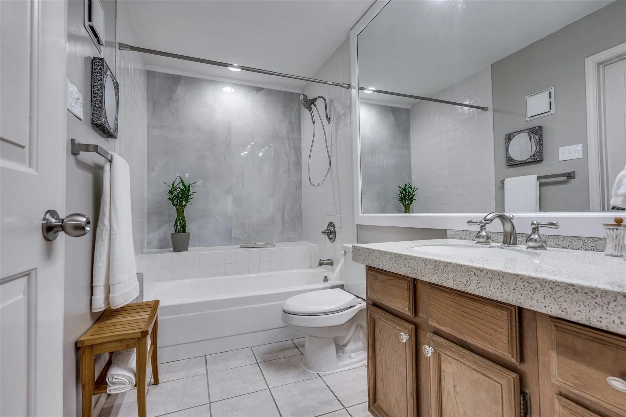 Condominium For Rent in Dallas County , 16301 Ledgemont Lane 262, Addison, Texas 75001, 2 Bedroom, 2 Bathroom, Garage spaces, 978 Sqft, built in 1982, mls#21168085, Real Estate Agent in Addison, Homes For Rent in Dallas county, Homes For Rent in Addison, Realtor in Addison Texas, Real Estate Brokerage Independent Realty Texas, Luminita Cordes Realtor