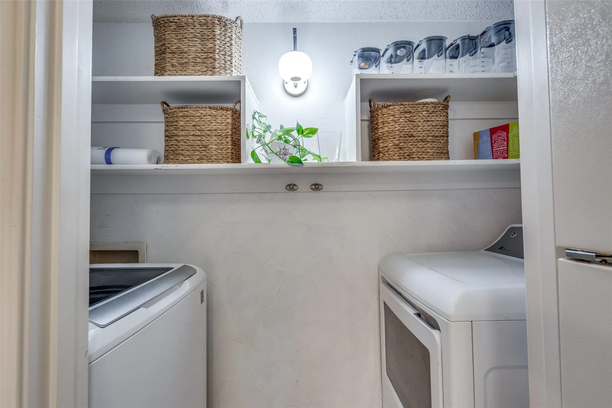 Condominium For Rent in Dallas County , 16301 Ledgemont Lane 262, Addison, Texas 75001, 2 Bedroom, 2 Bathroom, Garage spaces, 978 Sqft, built in 1982, mls#21168085, Real Estate Agent in Addison, Homes For Rent in Dallas county, Homes For Rent in Addison, Realtor in Addison Texas, Real Estate Brokerage Independent Realty Texas, Luminita Cordes Realtor