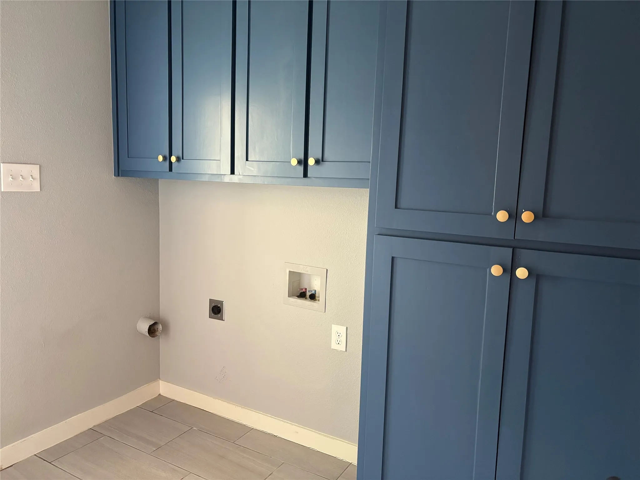 Laundry room featuring cabinet space, electric dryer hookup, and hookup for a washing machine