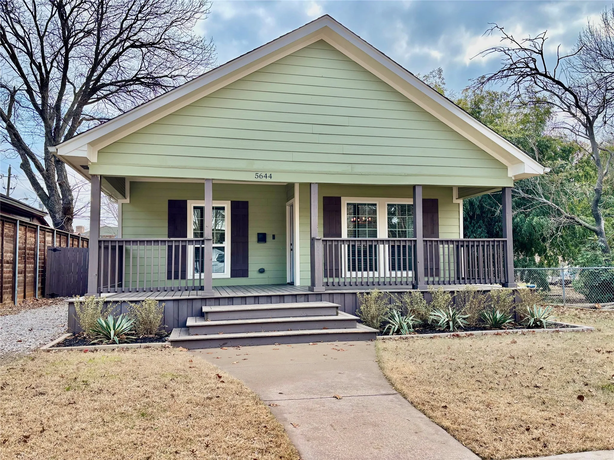 Single Family Residence For Sale in Dallas County , 5644 E Side Avenue, Dallas, Texas 75214, 3 Bedroom, 2 Bathroom, Garage spaces, 1,698 Sqft, built in 1922, Preowned, mls#21169893, Real Estate Agent in Dallas, Homes For Sale in Dallas county, Homes For Sale in Dallas, Realtor in Dallas Texas, Real Estate Brokerage Independent Realty Texas, Luminita Cordes Realtor