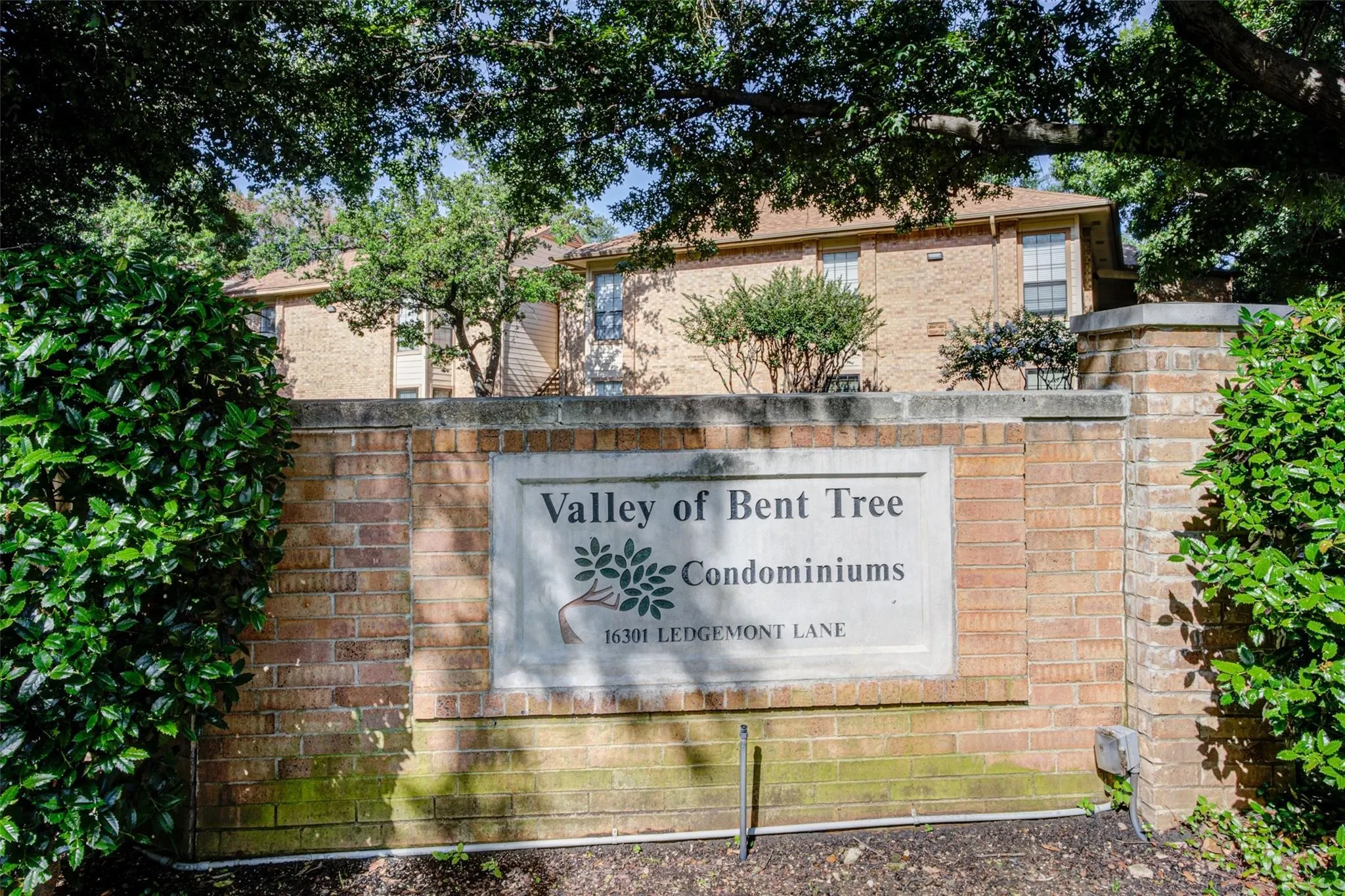 Condominium For Sale in Dallas County , 16301 Ledgemont Lane 262, Addison, Texas 75001, 2 Bedrooms, 2 Bathrooms, Garage spaces, 978 Sqft, built in 1982, Price $228,000, mls#21168086, Real Estate Agent in Addison, Homes For Sale in Dallas county, Homes For Sale in Addison, Realtor in Addison Texas, Real Estate Brokerage Independent Realty Texas, Luminita Cordes Realtor