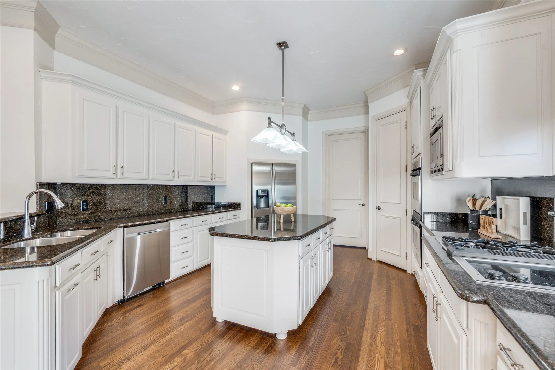 Single Family Residence For Rent in Dallas County , 13 Cochran Oaks Lane, Dallas, Texas 75220, 4 Bedroom, 4 Bathroom, 2 Garage spaces, 3,561 Sqft, built in 2001, mls#21169917, Real Estate Agent in Dallas, Homes For Rent in Dallas county, Homes For Rent in Dallas, Realtor in Dallas Texas, Real Estate Brokerage Independent Realty Texas, Luminita Cordes Realtor