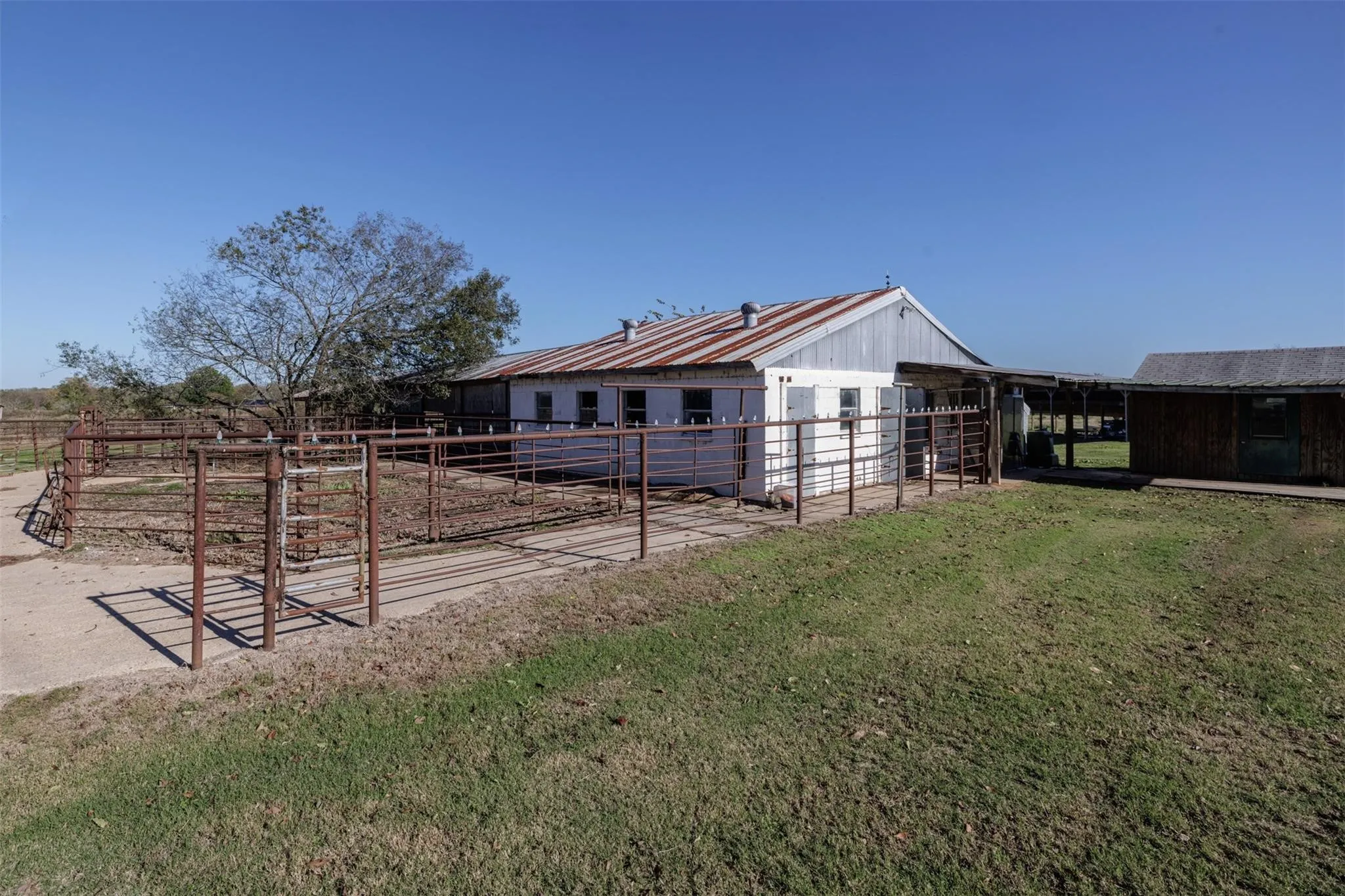 Single Family Residence For Sale in Rains County , 10 acres 765 Rs County Road 3410, Emory, Texas 75440, 5 Bedroom, 4 Bathroom, Garage spaces, 2,940 Sqft, built in 2010, Preowned, mls#21170007, Real Estate Agent in Emory, Homes For Sale in Rains county, Homes For Sale in Emory, Realtor in Emory Texas, Real Estate Brokerage Independent Realty Texas, Luminita Cordes Realtor