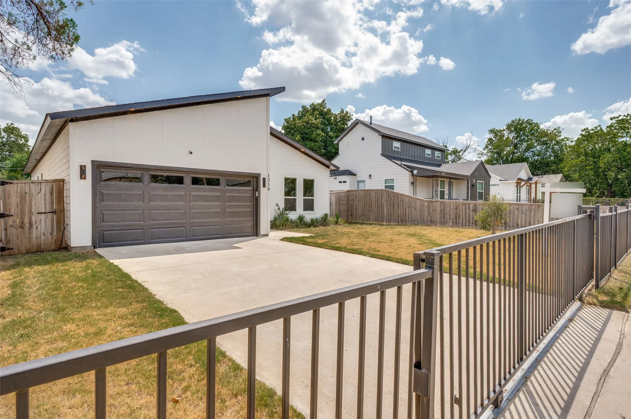 Single Family Residence For Sale in Dallas County , 1210 Morrell Avenue, Dallas, Texas 75203, 4 Bedroom, 2 Bathroom, 2 Garage spaces, 1,801 Sqft, built in 2023, mls#21170280, Real Estate Agent in Dallas, Homes For Sale in Dallas county, Homes For Sale in Dallas, Realtor in Dallas Texas, Real Estate Brokerage Independent Realty Texas, Luminita Cordes Realtor